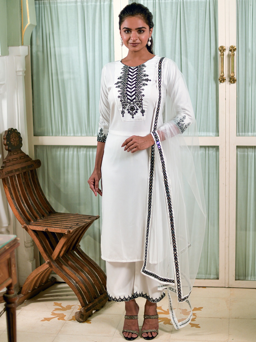 ASPORA Ethnic Motifs Embroidered Thread Work Round Neck Kurta with Trousers & Dupatta, White
ASPORA Ethnic Motifs Embroidered Thread Work Round Neck Kurta with Trousers & Dupatta, White