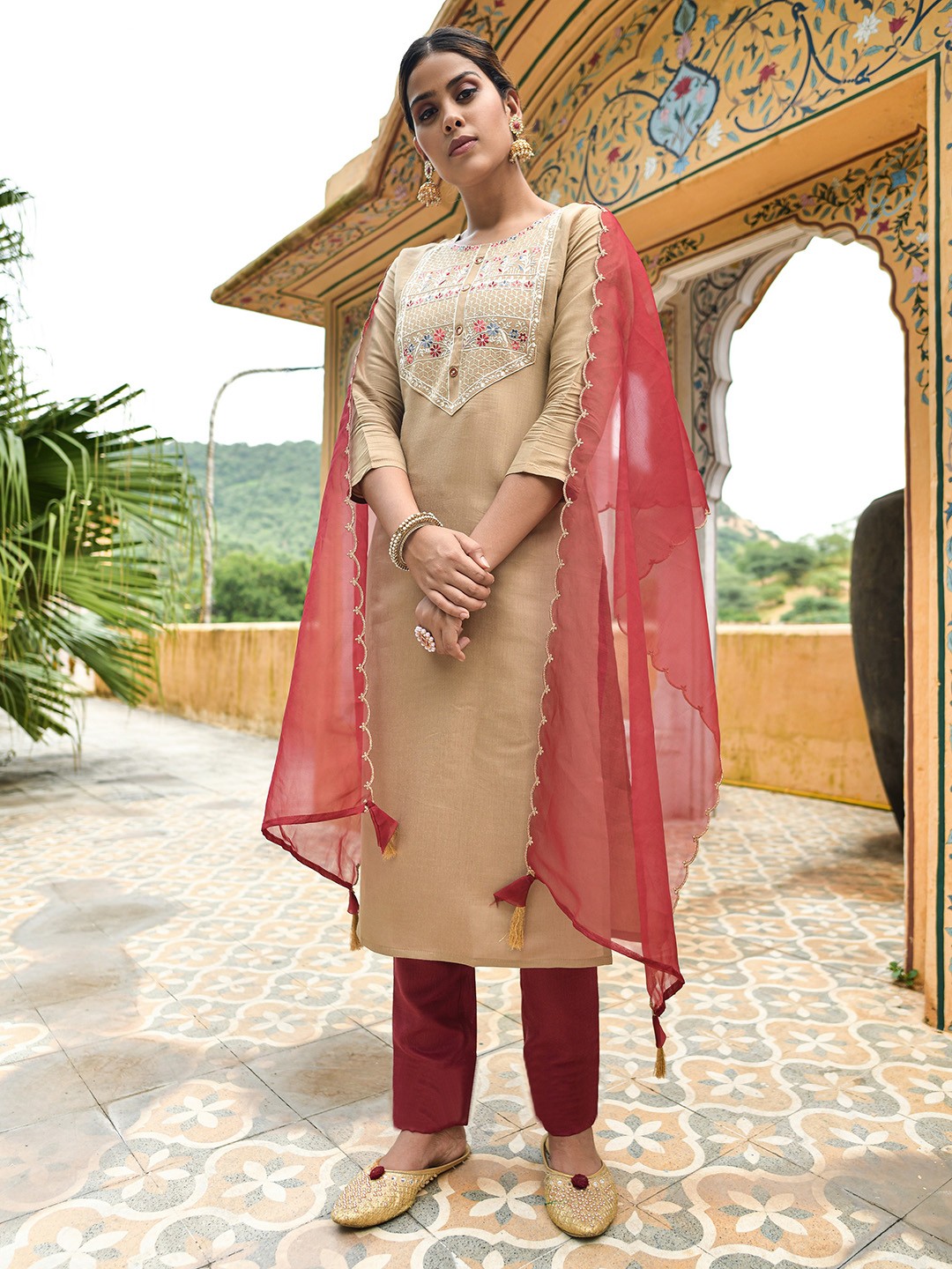 ASPORA Floral Embroidered Thread Work Round Neck Kurta with Trousers & Dupatta, Beige
ASPORA Floral Embroidered Thread Work Round Neck Kurta with Trousers & Dupatta, Beige