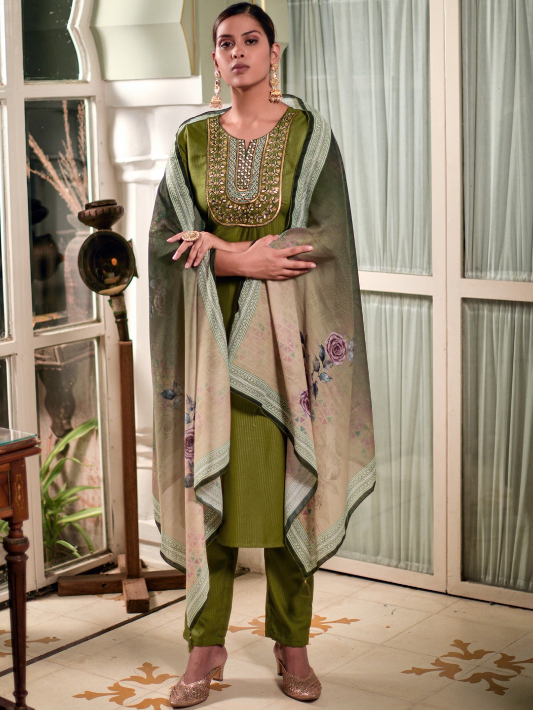ASPORA Ethnic Motifs Embroidered Sequinned Round Neck Kurta with Trousers & Dupatta, Green
ASPORA Ethnic Motifs Embroidered Sequinned Round Neck Kurta with Trousers & Dupatta, Green