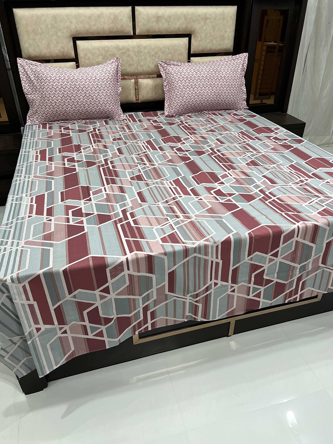Pure Decor Red & Blue Geometric 260 TC King Pure Cotton Bedsheet with 2 Pillow Covers
Pure Decor Red & Blue Geometric 260 TC King Pure Cotton Bedsheet with 2 Pillow Covers