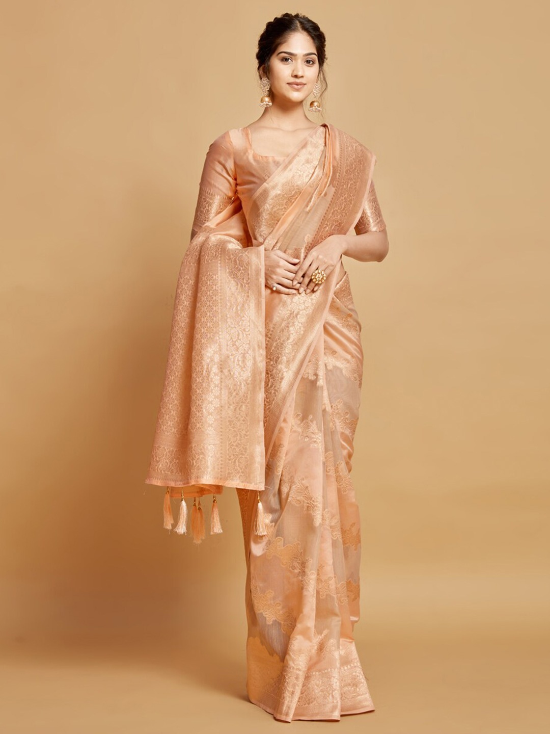 GAJARAI Peach-Coloured & Copper-Toned Woven Design Zari Linen Blend Ready to Wear Kanjeevaram Saree
GAJARAI Peach-Coloured & Copper-Toned Woven Design Zari Linen Blend Ready to Wear Kanjeevaram Saree