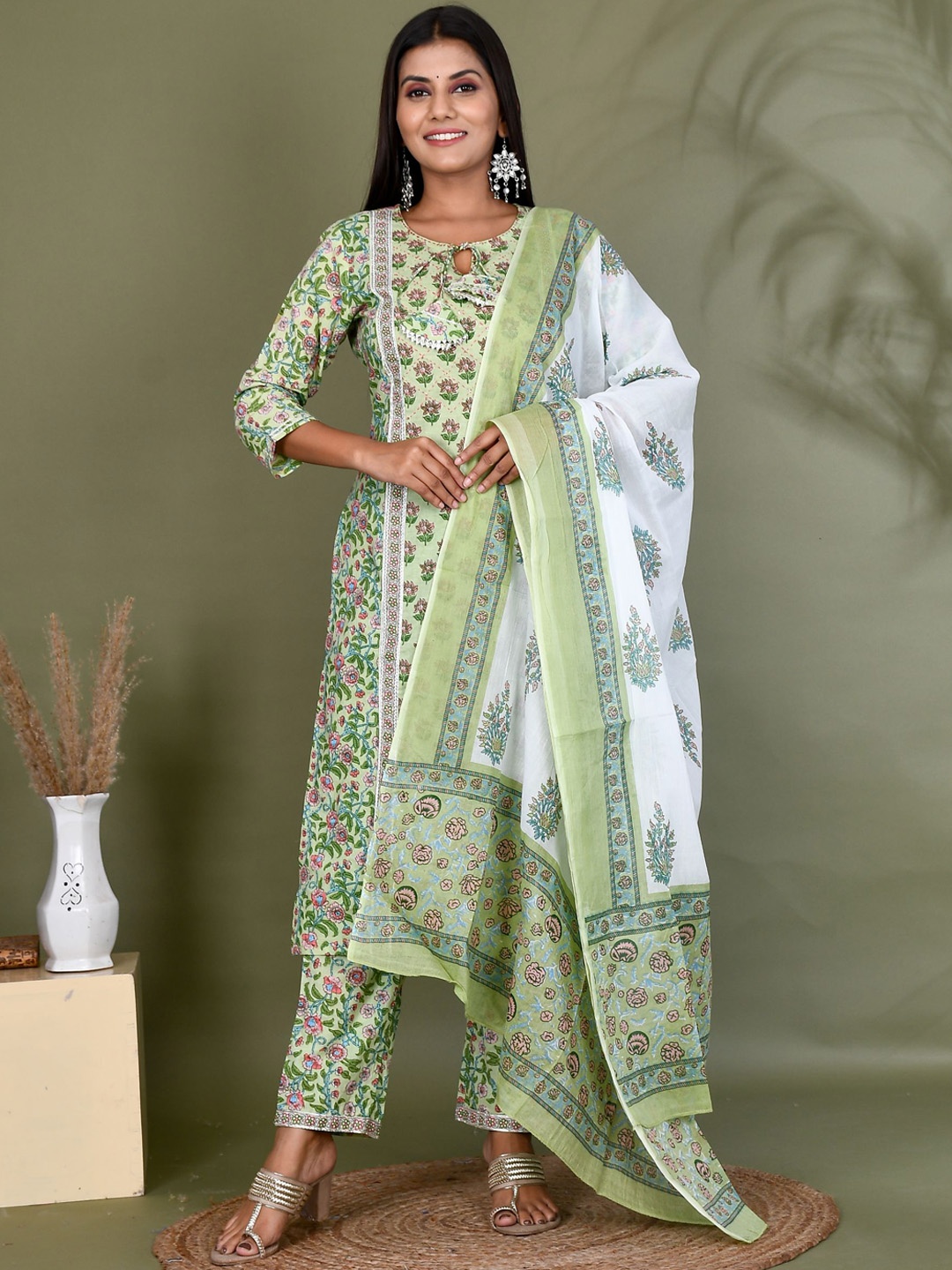 Kesarya Women Floral Printed Tie-Up Neck Pure Cotton Kurta with Trousers & Dupatta, Green
Kesarya Women Floral Printed Tie-Up Neck Pure Cotton Kurta with Trousers & Dupatta, Green