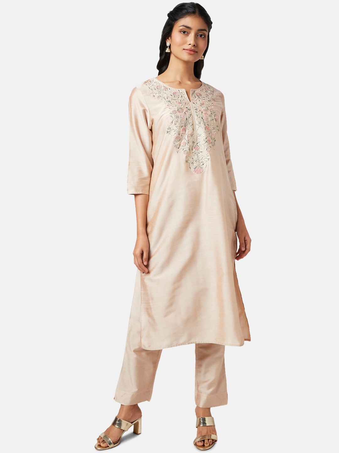 RANGMANCH BY PANTALOONS Floral Embroidered Notch Collar Kurta with Trousers & Dupatta, Beige
RANGMANCH BY PANTALOONS Floral Embroidered Notch Collar Kurta with Trousers & Dupatta, Beige