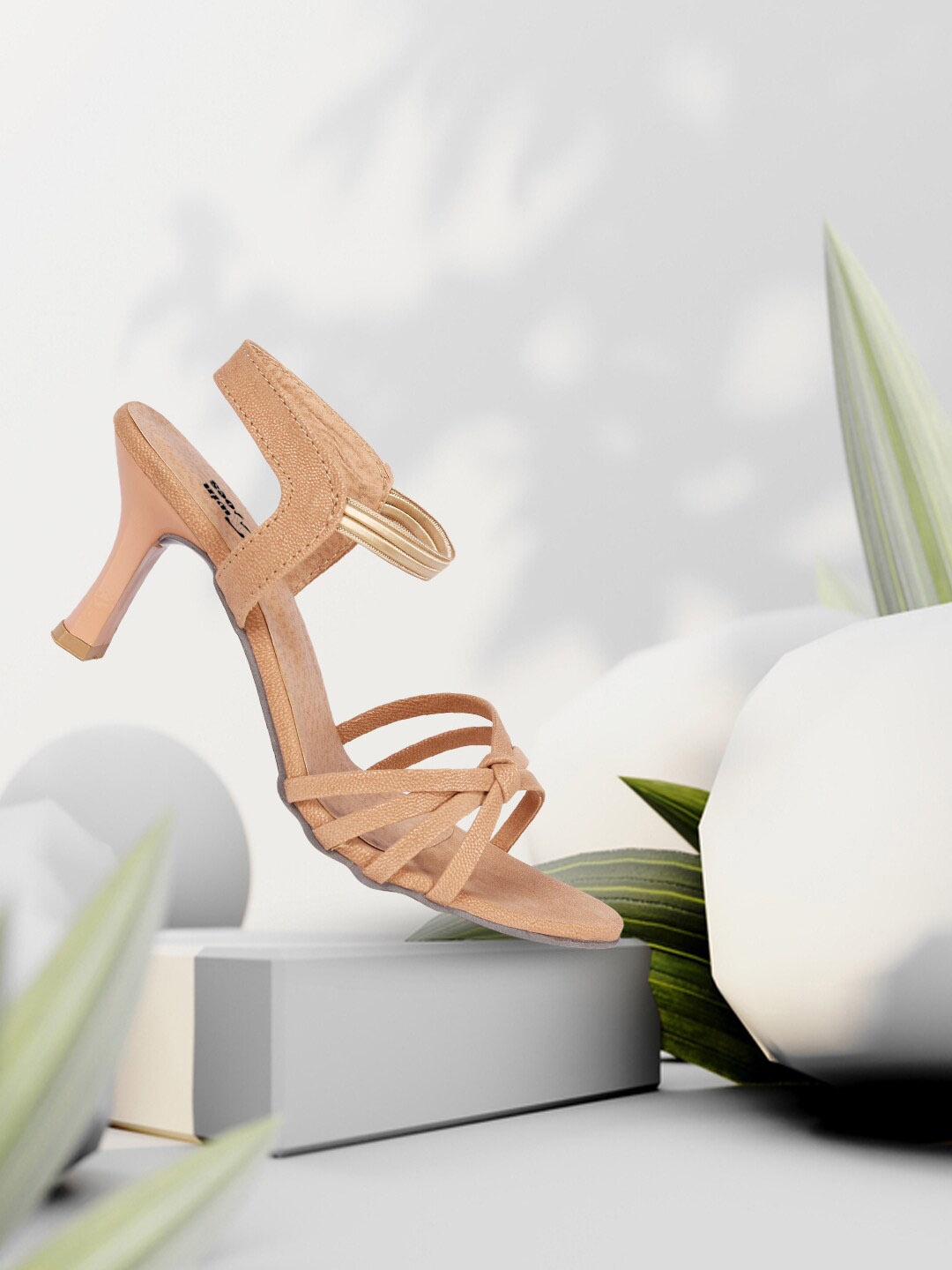 TWIN TOES Women Solid Kitten Heels, Cream