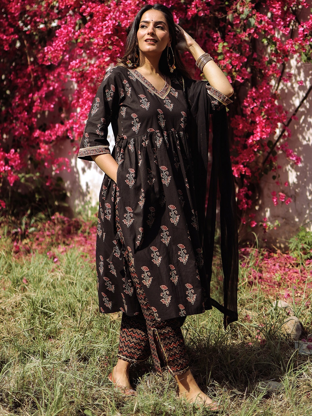 Libas Women Floral Printed Pleated Gotta Patti Pure Cotton Kurta with Trousers & Dupatta, Black
Libas Women Floral Printed Pleated Gotta Patti Pure Cotton Kurta with Trousers & Dupatta, Black