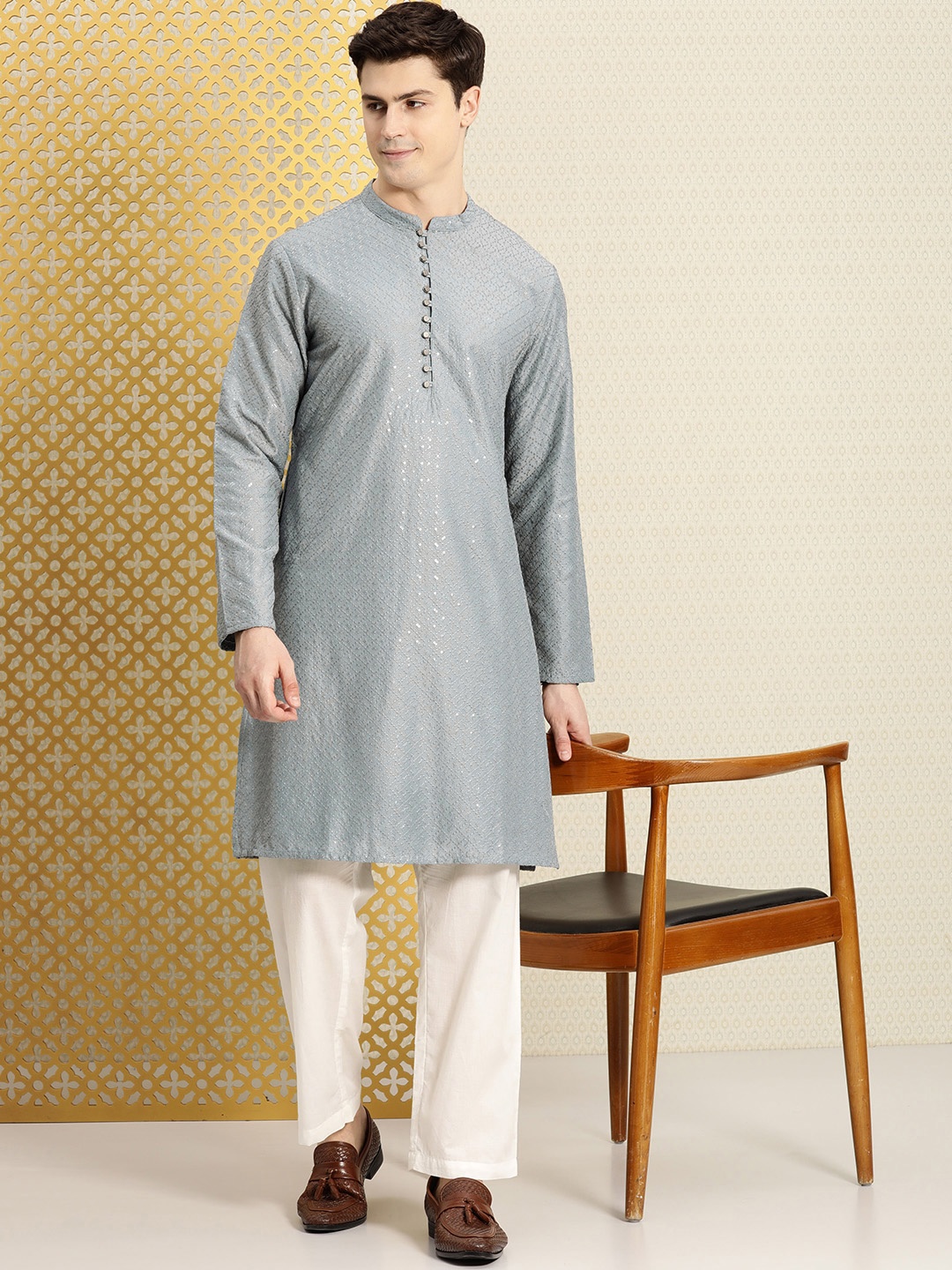 House of Pataudi Men Jashn Ethnic Motifs Embroidered Sequinned Kurta with Pyjamas, Grey
House of Pataudi Men Jashn Ethnic Motifs Embroidered Sequinned Kurta with Pyjamas, Grey