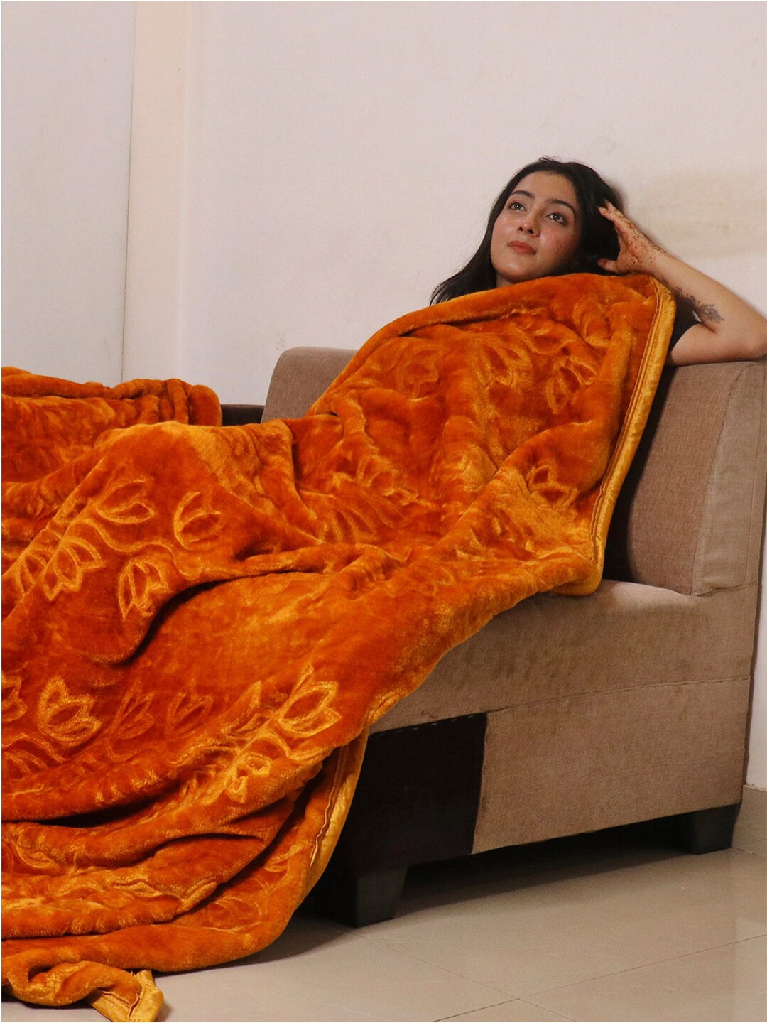 RAASO Gold-Toned Floral Microfiber Ultra Soft Heavy Winter 300 GSM Double Bed Blanket
RAASO Gold-Toned Floral Microfiber Ultra Soft Heavy Winter 300 GSM Double Bed Blanket