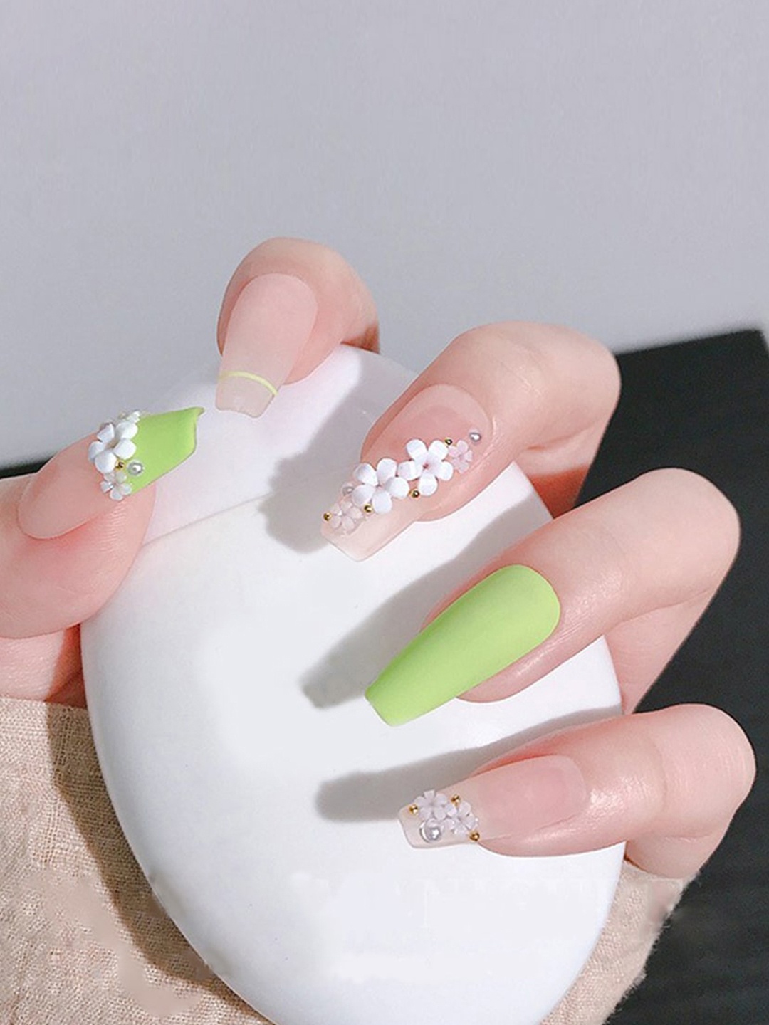 S.A.V.I. 6 Grids Resin Five Petal White Flowers & Rhinestone DIY Nail Art Accessories
S.A.V.I. 6 Grids Resin Five Petal White Flowers & Rhinestone DIY Nail Art Accessories