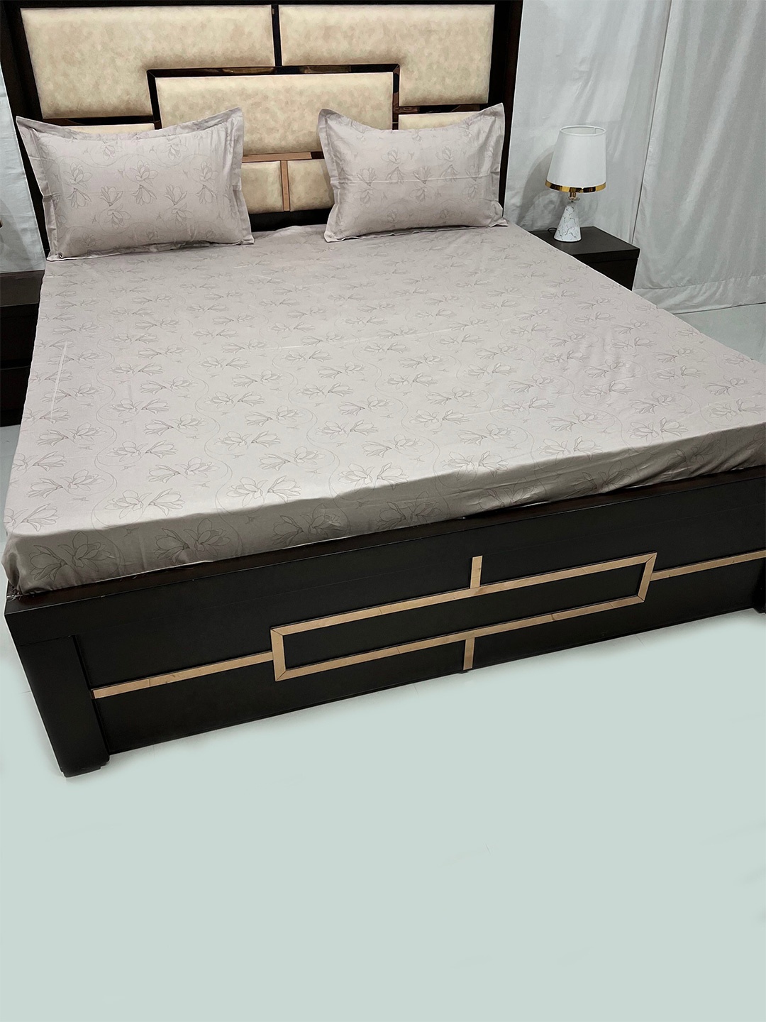 Pure Decor Grey Floral Printed 380 TC King Pure Cotton Bedsheet with 2 Pillow Covers
Pure Decor Grey Floral Printed 380 TC King Pure Cotton Bedsheet with 2 Pillow Covers
