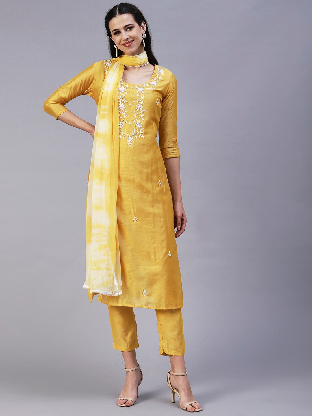 FASHOR Women Ethnic Motifs Embroidered Chanderi Silk Kurta with Trousers & With Dupatta, Yellow
FASHOR Women Ethnic Motifs Embroidered Chanderi Silk Kurta with Trousers & With Dupatta, Yellow