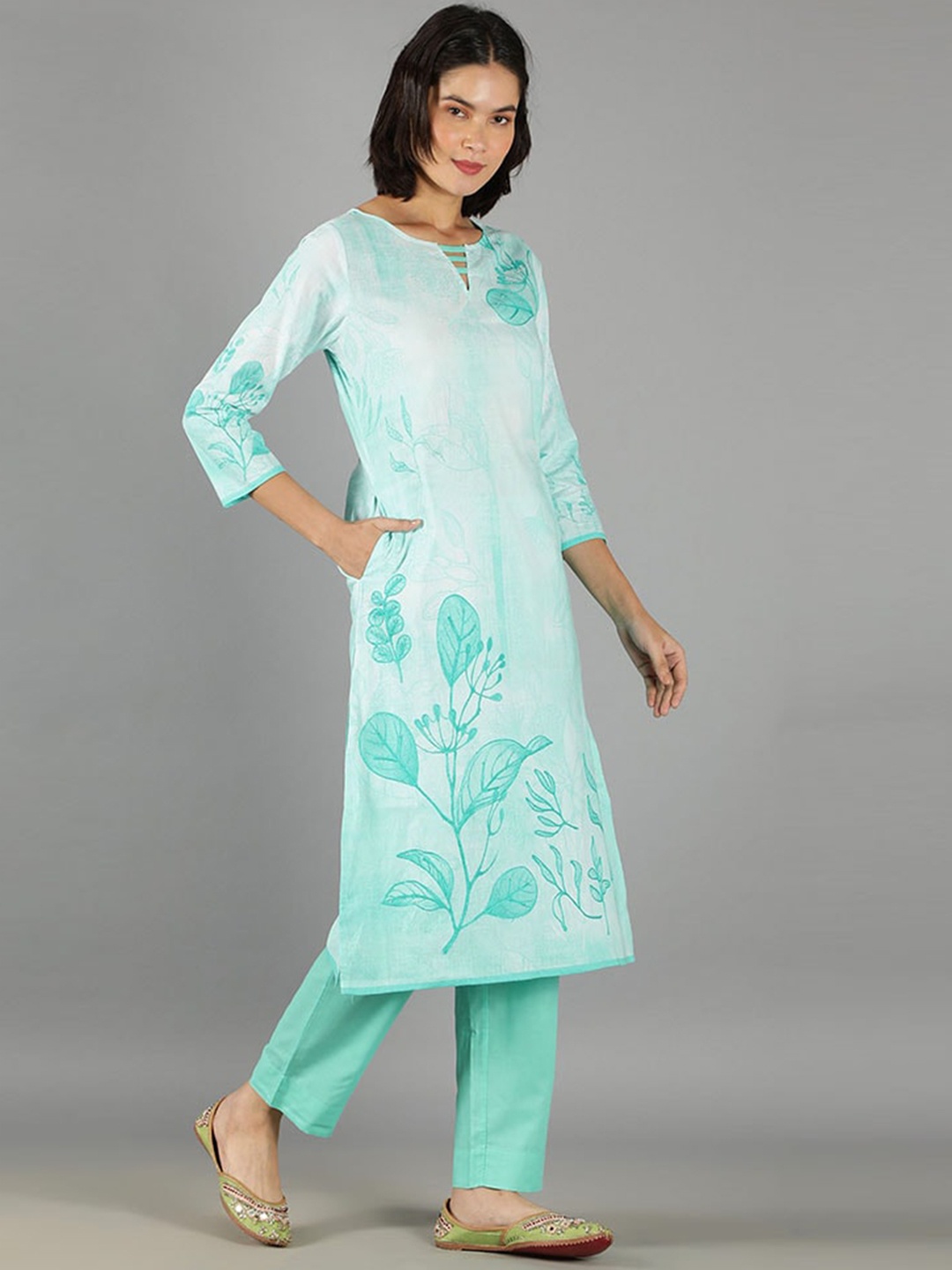 BARARA ETHNIC Women Floral Printed Pure Cotton Kurta with Trousers & Dupatta, Turquoise blue
BARARA ETHNIC Women Floral Printed Pure Cotton Kurta with Trousers & Dupatta, Turquoise blue