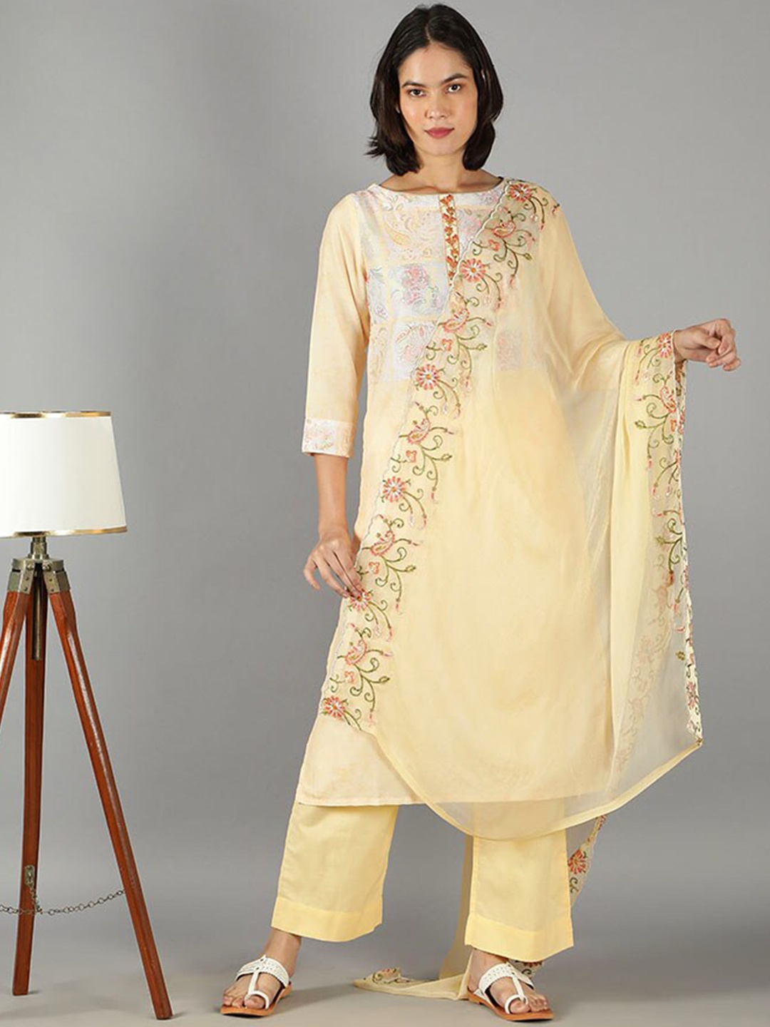 BARARA ETHNIC Women Floral Printed Pure Cotton Kurta with Trousers & With Dupatta, Yellow
BARARA ETHNIC Women Floral Printed Pure Cotton Kurta with Trousers & With Dupatta, Yellow