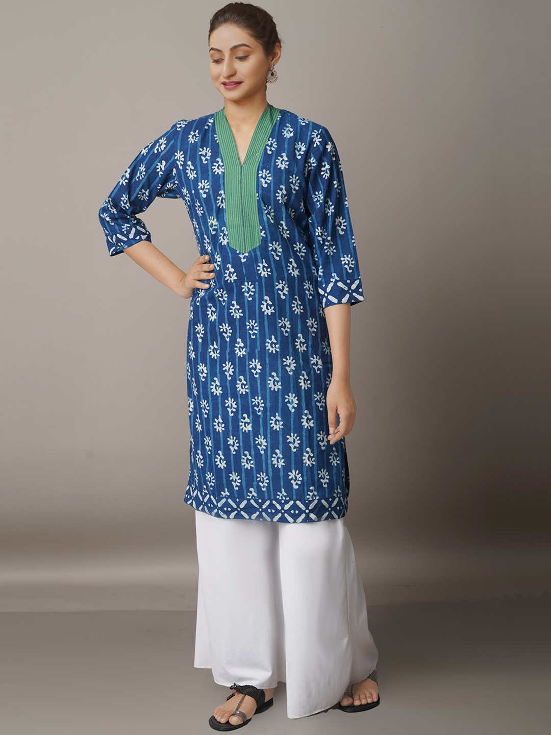 Unnati Silks Women Navy Blue Ethnic Motifs Printed Thread Work Handloom Kurta
Unnati Silks Women Navy Blue Ethnic Motifs Printed Thread Work Handloom Kurta