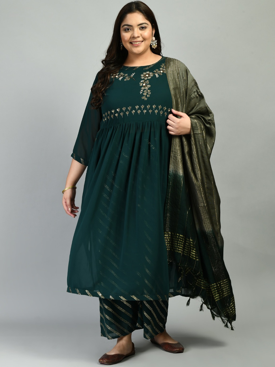 PrettyPlus by Desinoor.com Women Plus Size Ethnic Kurta with Palazzos & Dupatta, Green
PrettyPlus by Desinoor.com Women Plus Size Ethnic Kurta with Palazzos & Dupatta, Green