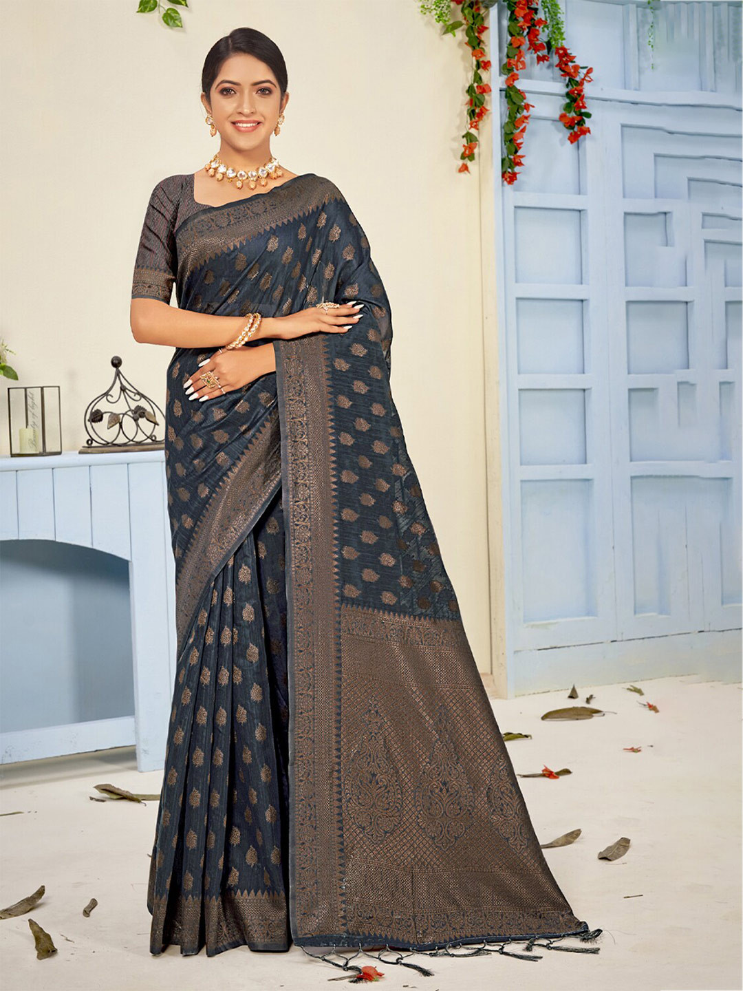 Exclusiva Navy Blue & Gold-Toned Woven Design Zari Pure Cotton Banarasi Saree
Exclusiva Navy Blue & Gold-Toned Woven Design Zari Pure Cotton Banarasi Saree