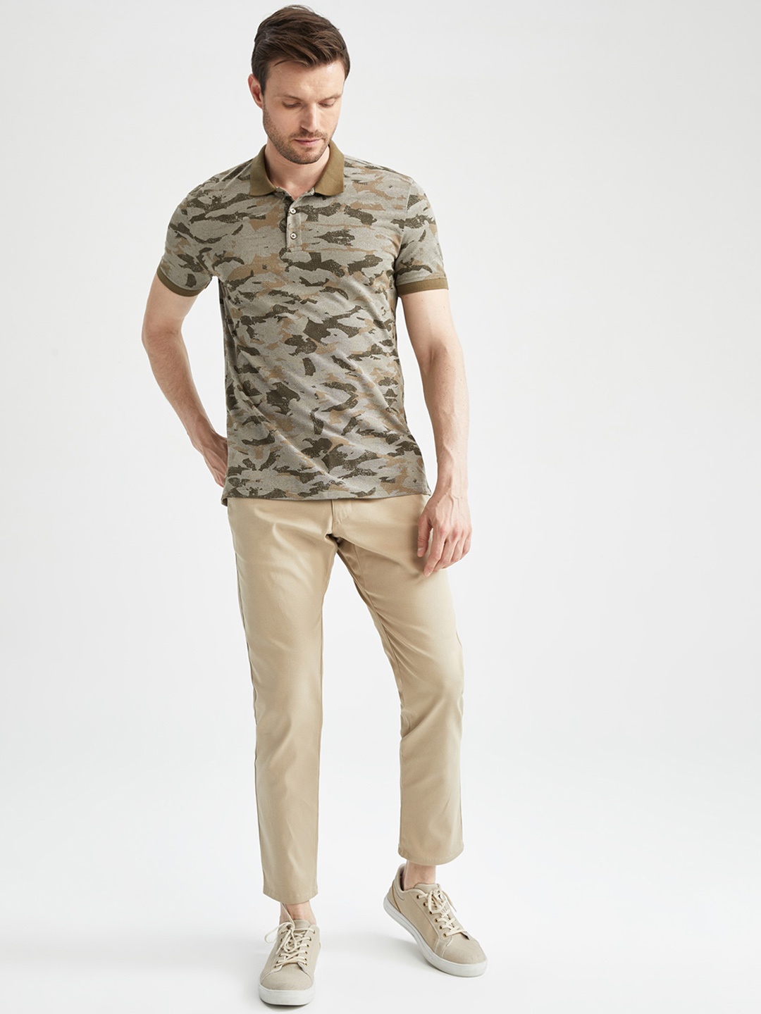 DeFacto Men Solid Mid Rise Trousers, Beige