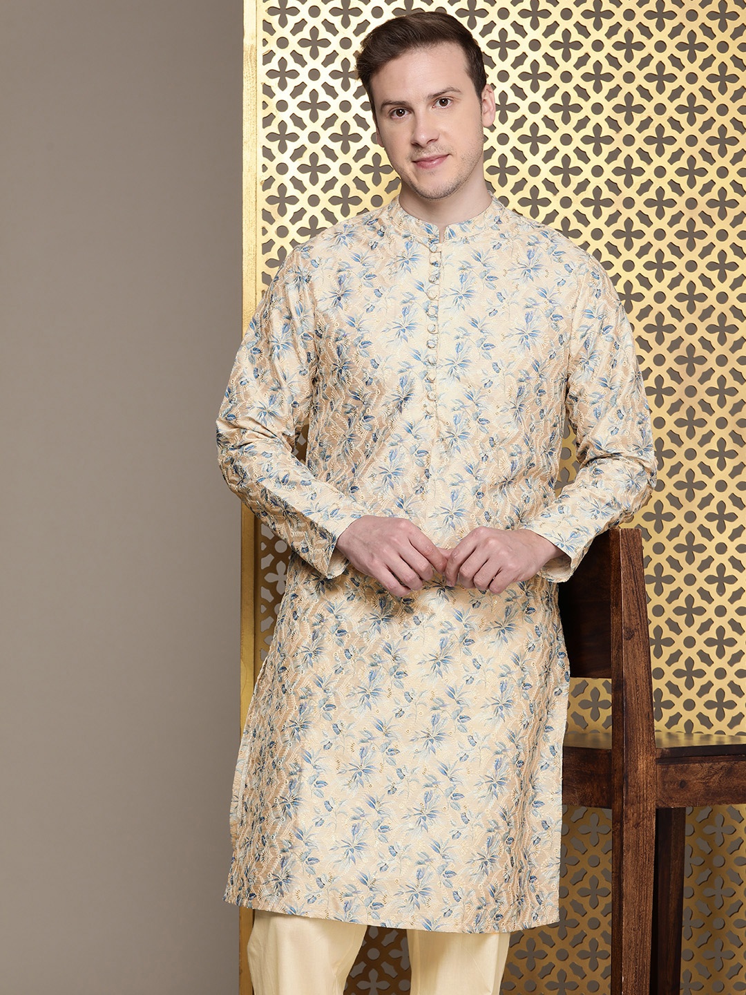 House of Pataudi Ethnic Motifs Embroidered Regular Sequinned Jashn Kurta with Trousers, Beige
House of Pataudi Ethnic Motifs Embroidered Regular Sequinned Jashn Kurta with Trousers, Beige