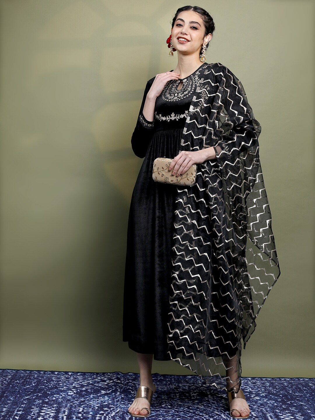 Vishudh Black Floral Embroidered Keyhole Neck Velvet A-Line Ethnic Dress with Dupatta
Vishudh Black Floral Embroidered Keyhole Neck Velvet A-Line Ethnic Dress with Dupatta
