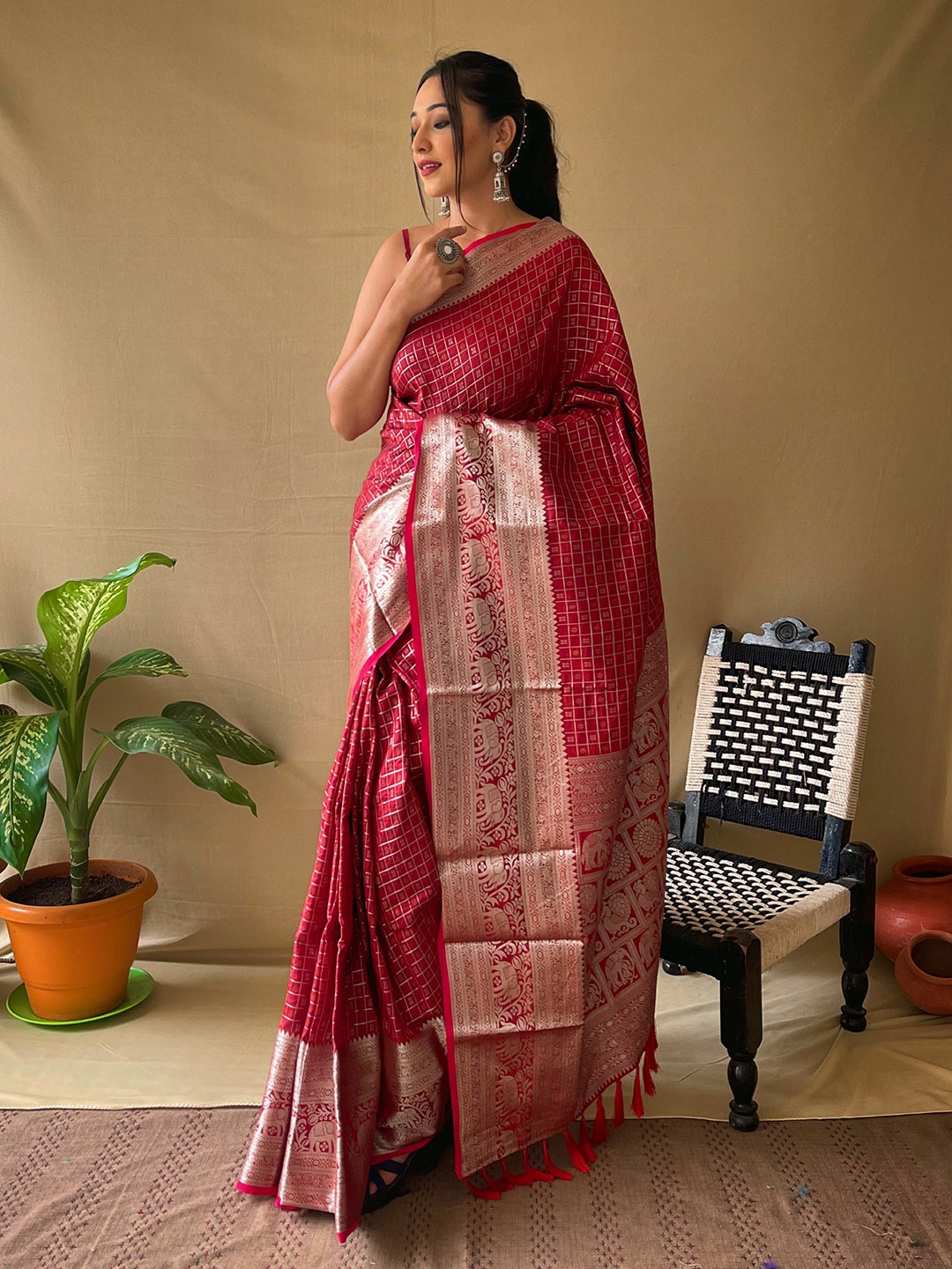 KARAGIRI Checked Zari Silk Blend Heavy Work Kanjeevaram Saree, Red