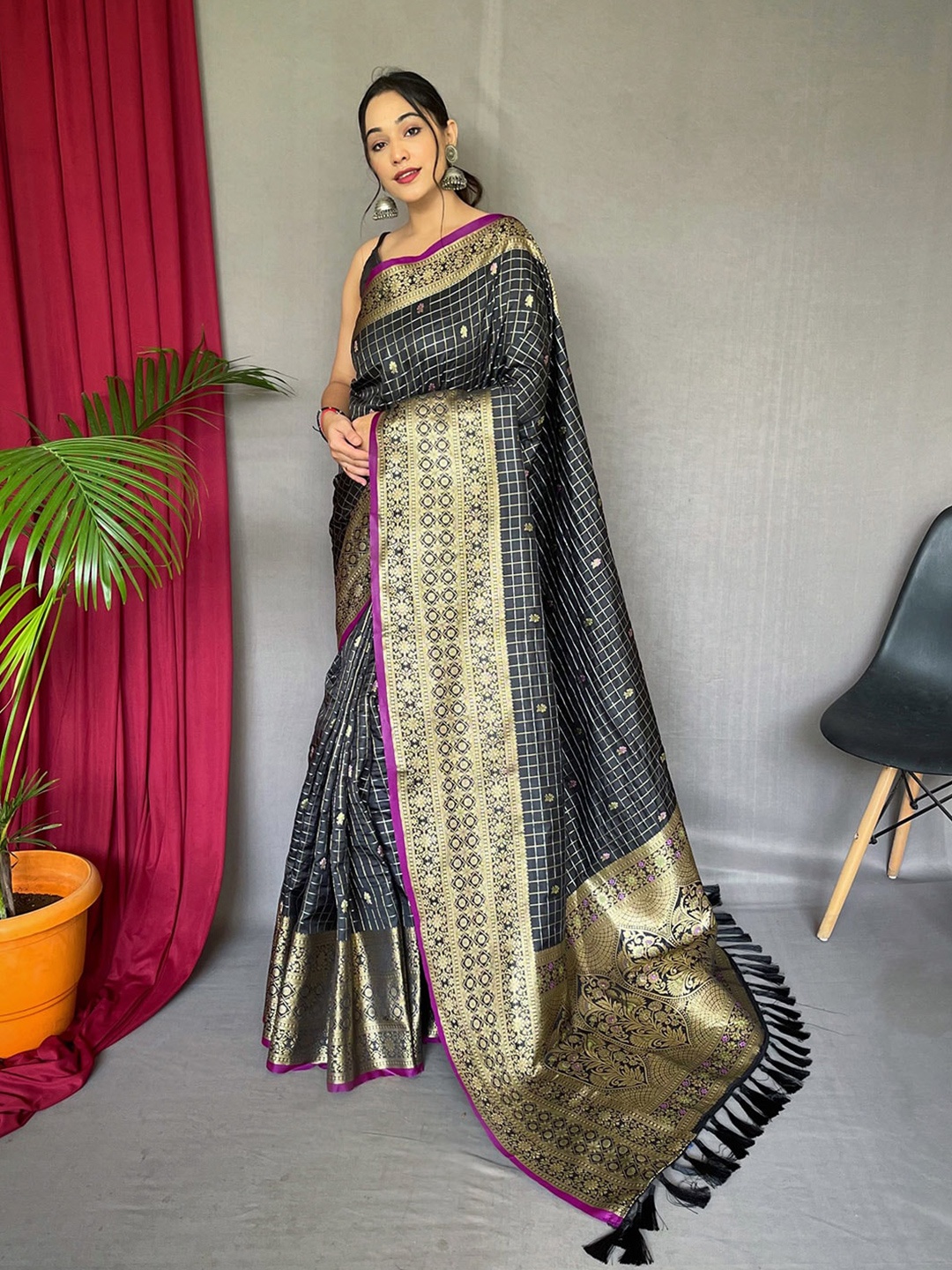 KARAGIRI Woven Design Zari Saree, Grey