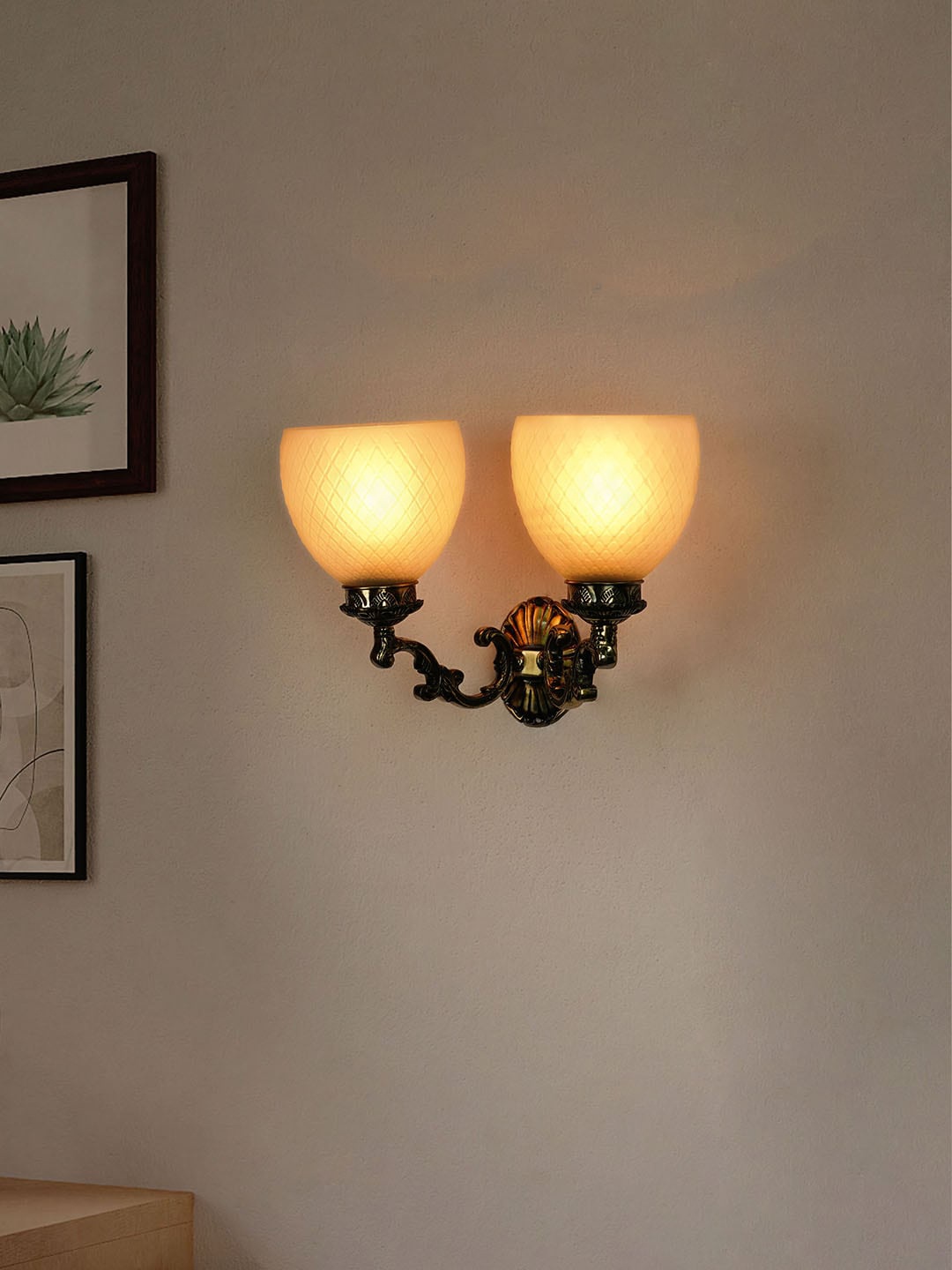 Fos Lighting Traditional Ornate Gold-Toned & Off White Dual Light Diamond Glass Wall Lamp
Fos Lighting Traditional Ornate Gold-Toned & Off White Dual Light Diamond Glass Wall Lamp
