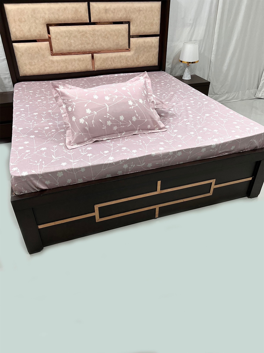Pure Decor Velar Pink & White Floral 400 TC King Cotton Flat Bedsheet with 2 Pillow Covers
Pure Decor Velar Pink & White Floral 400 TC King Cotton Flat Bedsheet with 2 Pillow Covers