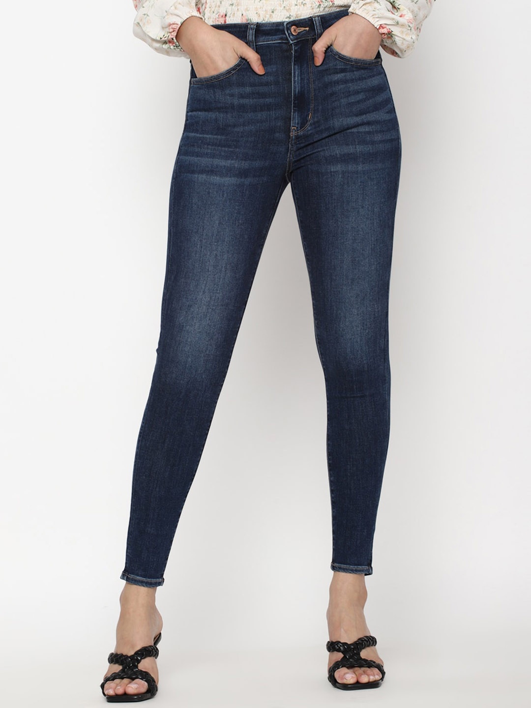 AMERICAN EAGLE OUTFITTERS Women Slim Fit High-Rise Light Fade Cotton Jeans, Blue
AMERICAN EAGLE OUTFITTERS Women Slim Fit High-Rise Light Fade Cotton Jeans, Blue