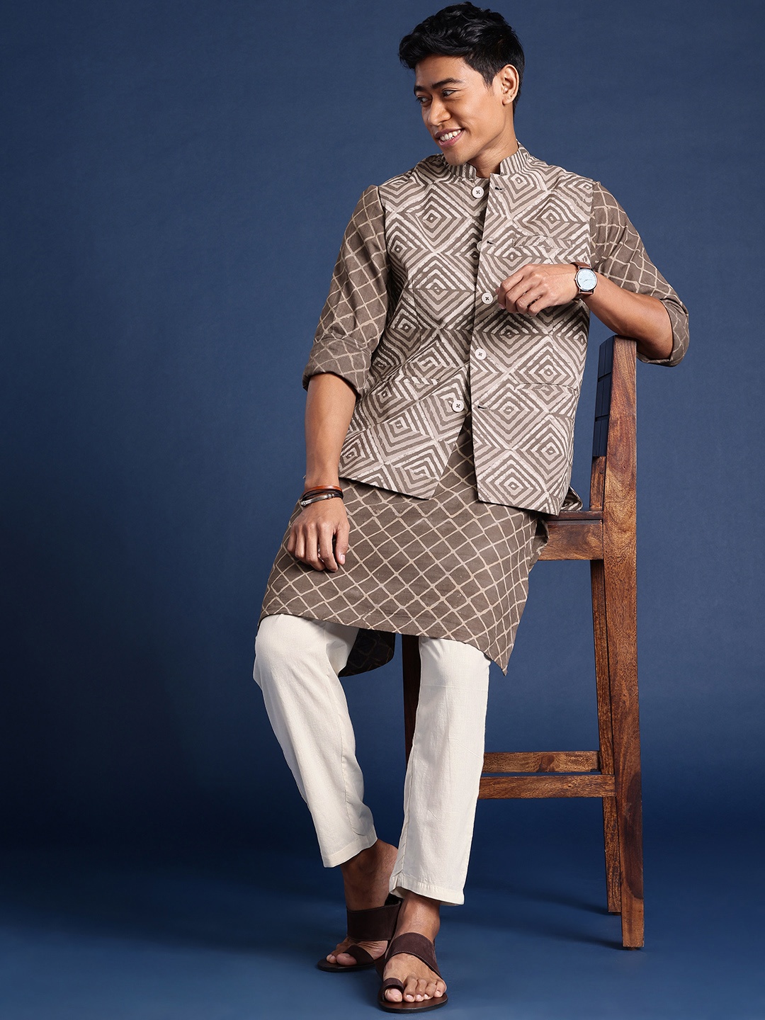 Taavi Men Printed Regular Pure Cotton Bagru Kurta With Trousers & Nehru Jacket, Grey
Taavi Men Printed Regular Pure Cotton Bagru Kurta With Trousers & Nehru Jacket, Grey