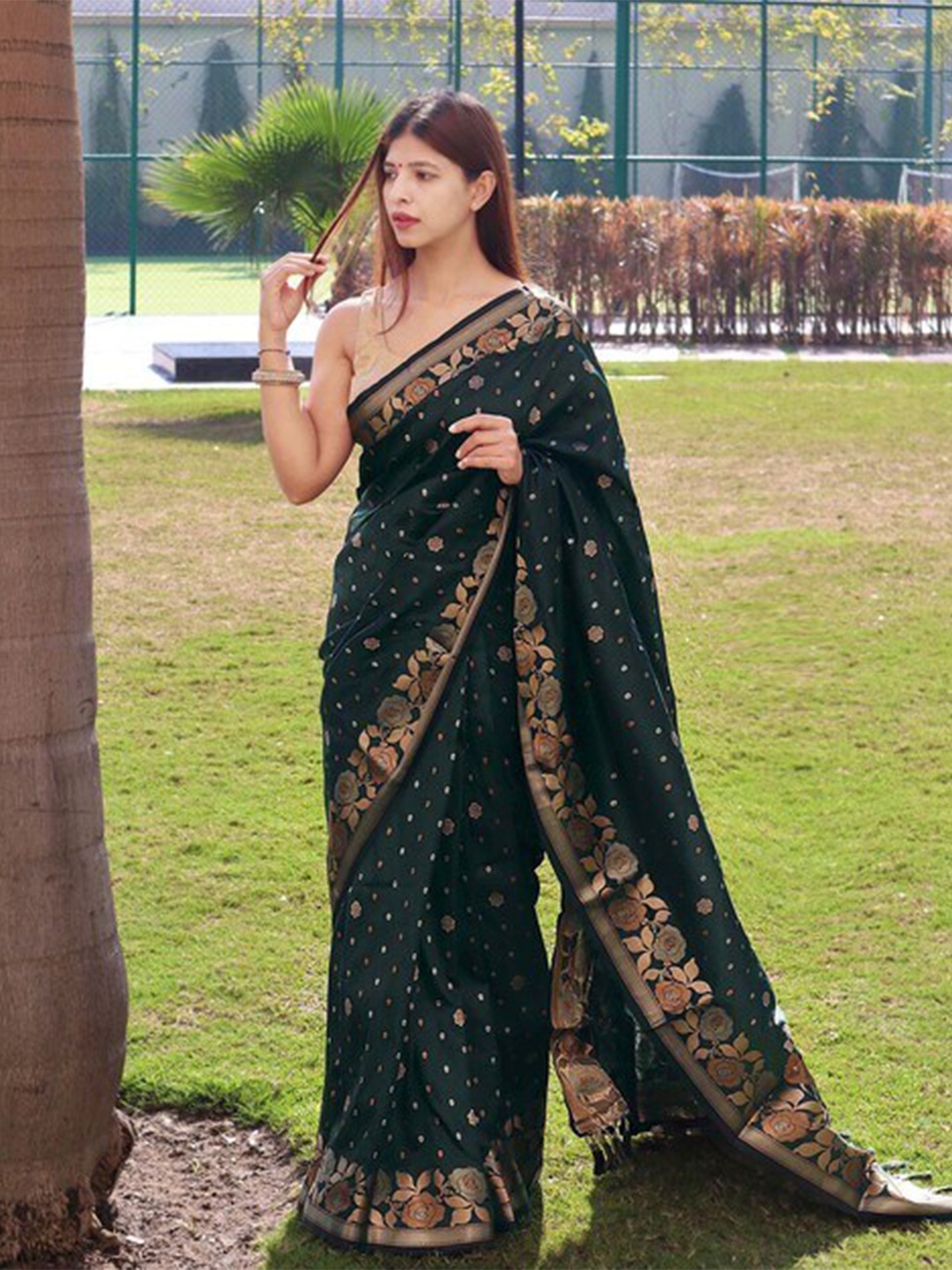 Exclusiva Floral Zari Banarasi Saree, Green