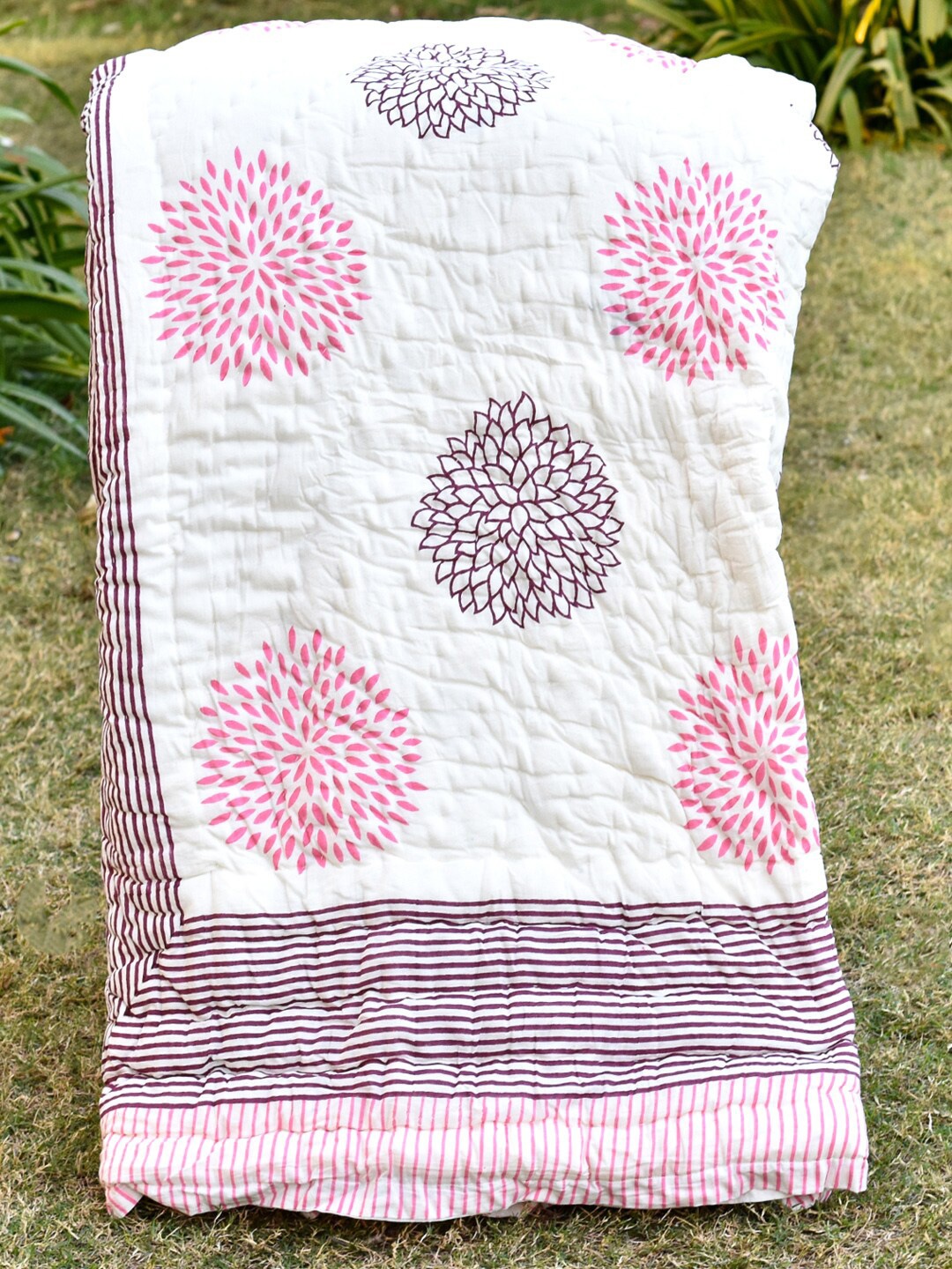 Moms Home Sunflower Pink & White Heavy Winter 600 GSM Organic Cotton Double Bed Quilt
Moms Home Sunflower Pink & White Heavy Winter 600 GSM Organic Cotton Double Bed Quilt