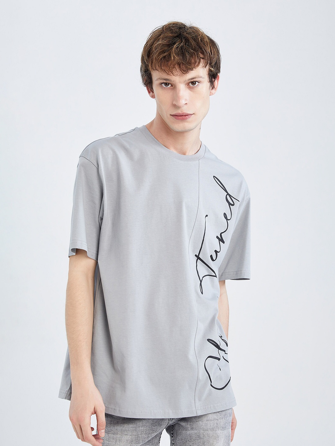 DeFacto Men Typography Printed Pure Cotton Drop-Shoulder Sleeves Loose T-shirt, Grey
DeFacto Men Typography Printed Pure Cotton Drop-Shoulder Sleeves Loose T-shirt, Grey