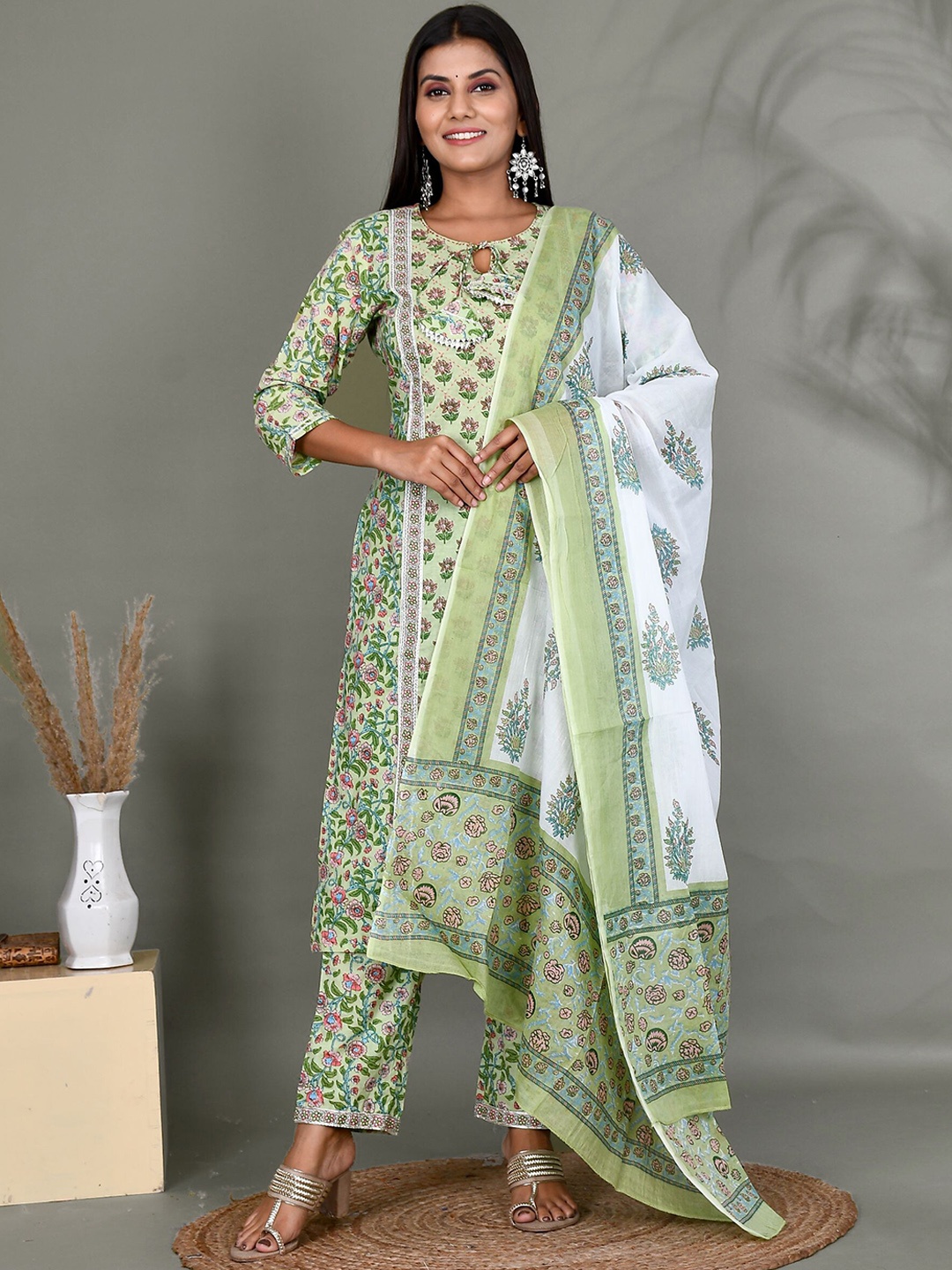 Kesarya Women Floral Printed Gotta Patti Pure Cotton Kurta with Trousers & With Dupatta, Green
Kesarya Women Floral Printed Gotta Patti Pure Cotton Kurta with Trousers & With Dupatta, Green