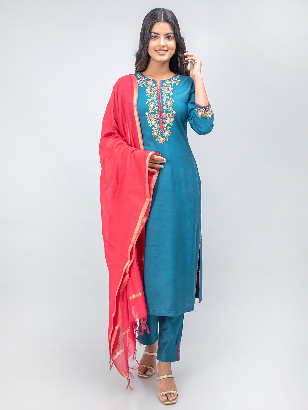 SUTI Women Floral Yoke Design Sequinned Notch Neck Kurta with Trousers & Dupatta, Blue
SUTI Women Floral Yoke Design Sequinned Notch Neck Kurta with Trousers & Dupatta, Blue