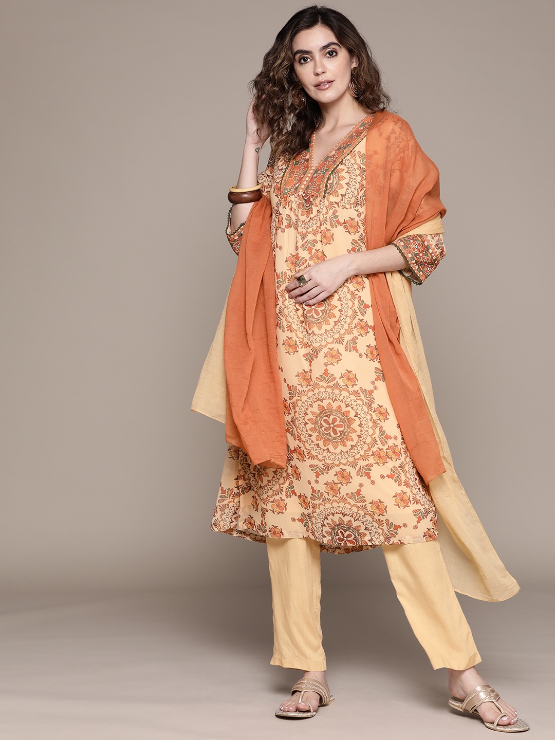 aarke Ritu Kumar Women Beige Ethnic Motifs Printed Kurta with Trousers & With Dupatta
aarke Ritu Kumar Women Beige Ethnic Motifs Printed Kurta with Trousers & With Dupatta