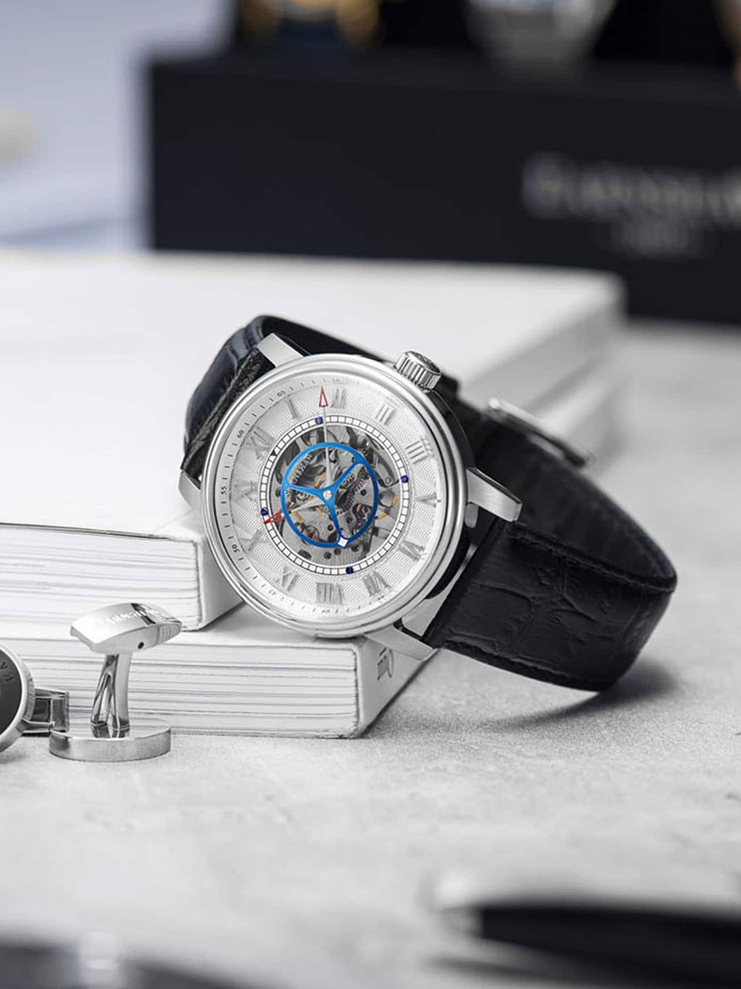 EARNSHAW Men Embellished Dial & Leather Straps Analogue Automatic Motion Watch ES-8096-01, Silver
EARNSHAW Men Embellished Dial & Leather Straps Analogue Automatic Motion Watch ES-8096-01, Silver