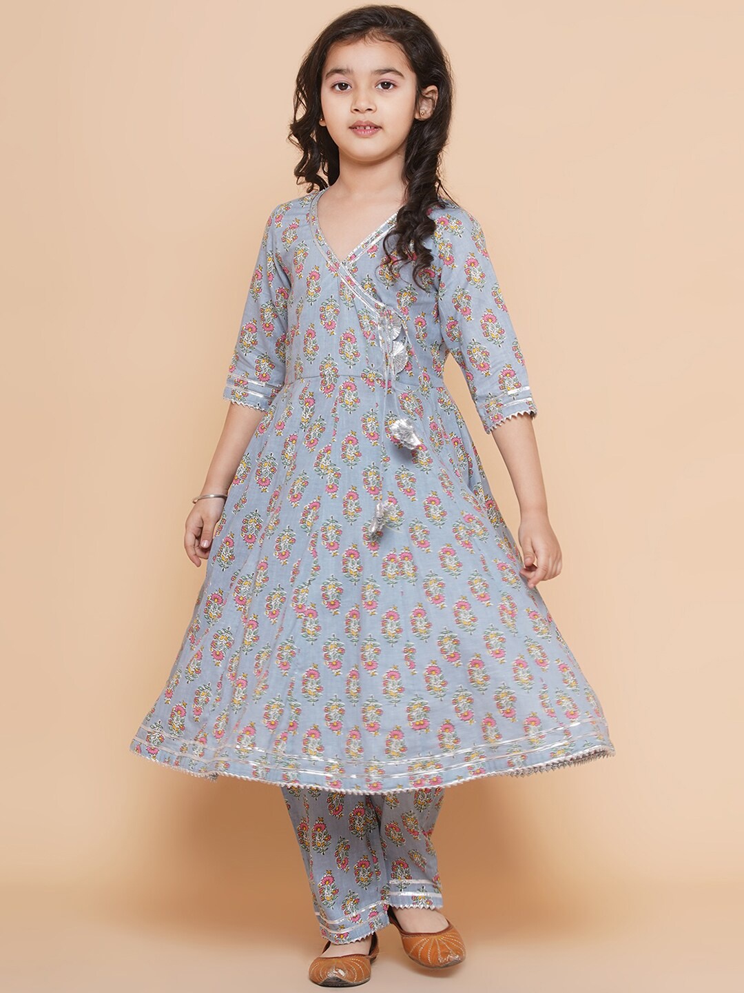 Bitiya by Bhama Girls Ethnic Motifs Printed Angrakha Pure Cotton Kurta with Trousers, Grey
Bitiya by Bhama Girls Ethnic Motifs Printed Angrakha Pure Cotton Kurta with Trousers, Grey