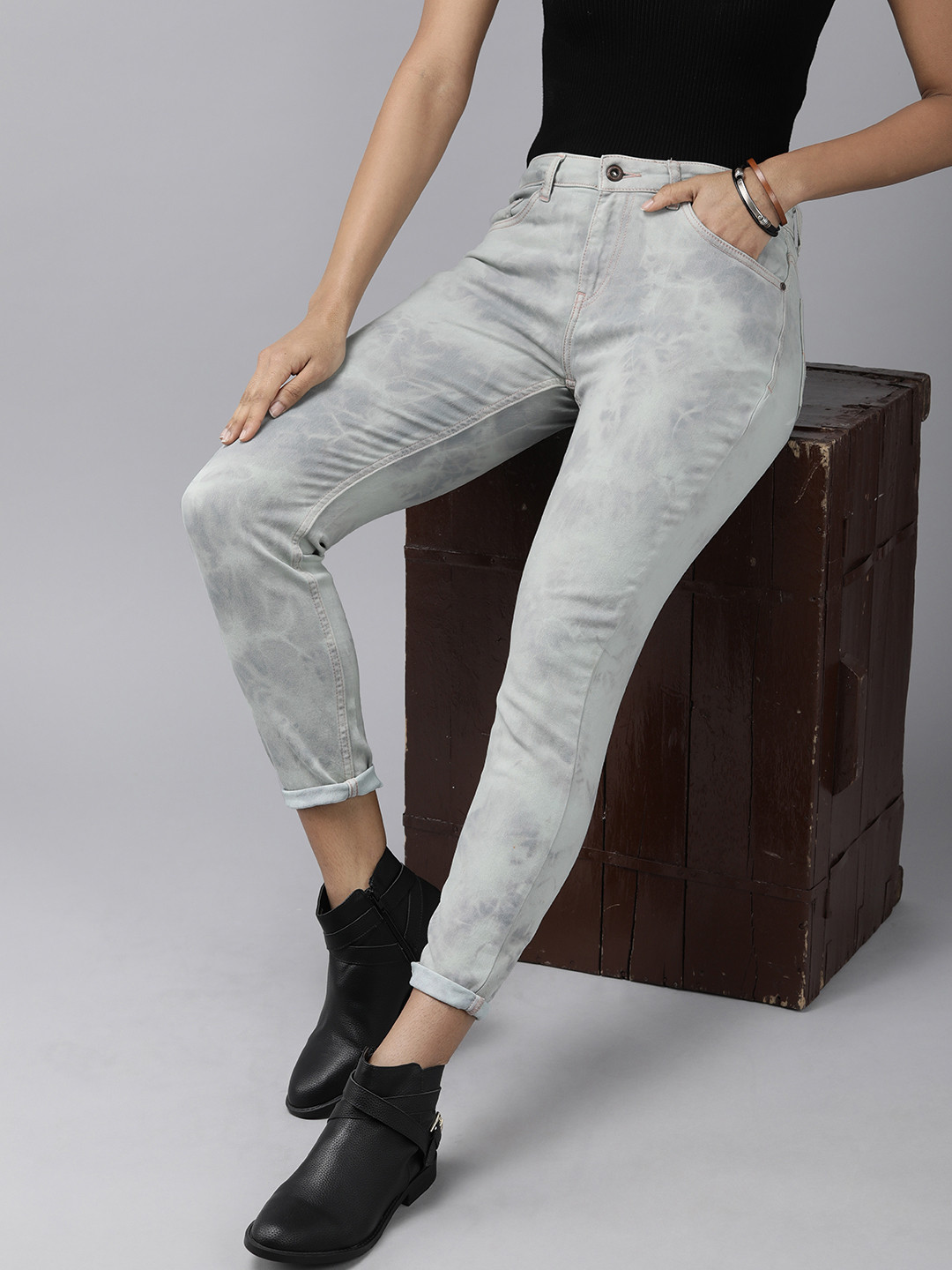 Roadster Women Skinny Fit Light Fade Bleached Jeans, Grey
Roadster Women Skinny Fit Light Fade Bleached Jeans, Grey