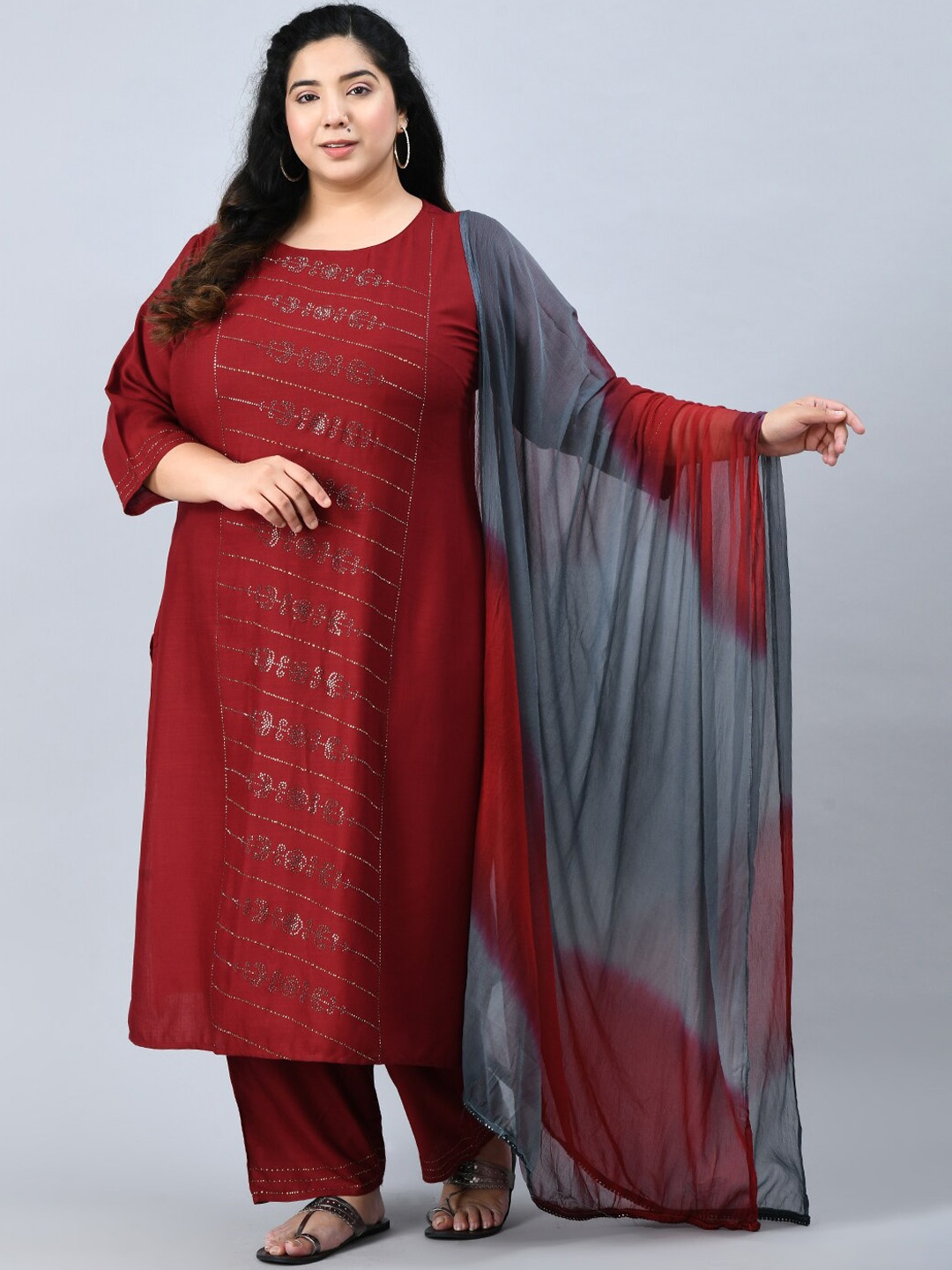 PrettyPlus by Desinoor.com Women Plus Size Embroidered Kurta With Trousers & Dupatta, Maroon
PrettyPlus by Desinoor.com Women Plus Size Embroidered Kurta With Trousers & Dupatta, Maroon