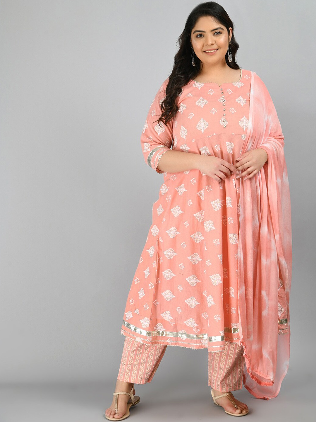 PrettyPlus by Desinoor.com Women Plus Size Floral Printed Pure Cotton Kurta With Trousers & Dupatta, Peach
PrettyPlus by Desinoor.com Women Plus Size Floral Printed Pure Cotton Kurta With Trousers & Dupatta, Peach