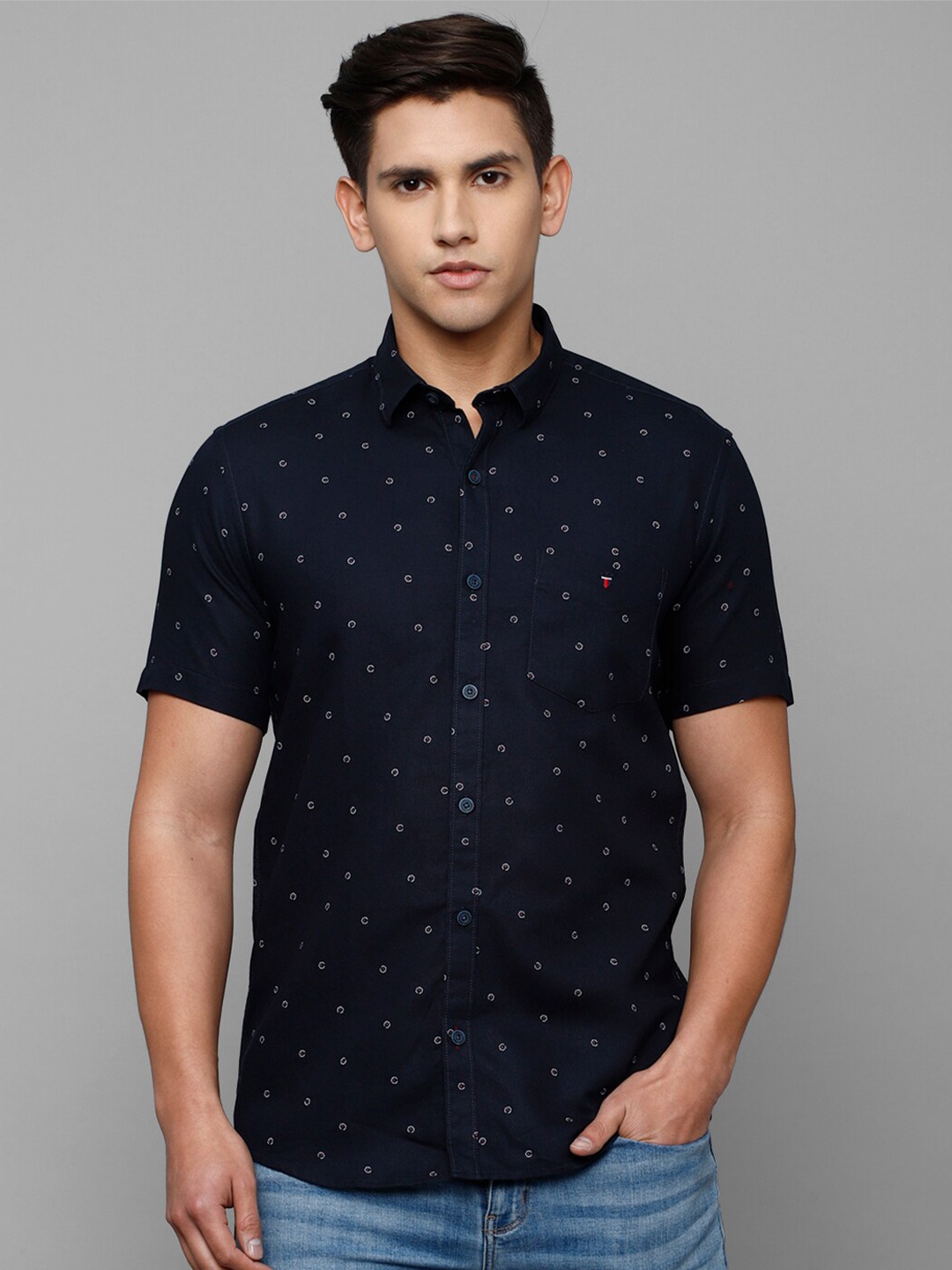 Louis Philippe Sport Men Micro Ditsy Printed Pure Cotton Slim Fit Casual Shirt, Navy blue
Louis Philippe Sport Men Micro Ditsy Printed Pure Cotton Slim Fit Casual Shirt, Navy blue
