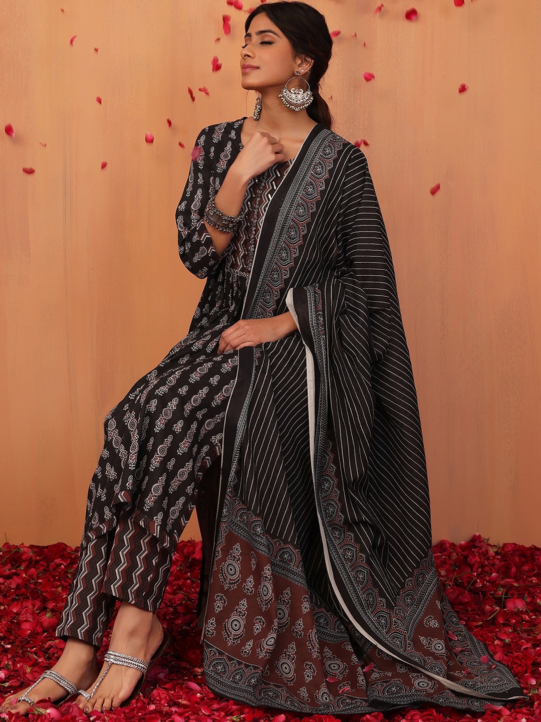 INDYA Women Ethnic Motifs Embroidered Pleated Sequinned Pure Cotton Kurta Set, Black
INDYA Women Ethnic Motifs Embroidered Pleated Sequinned Pure Cotton Kurta Set, Black