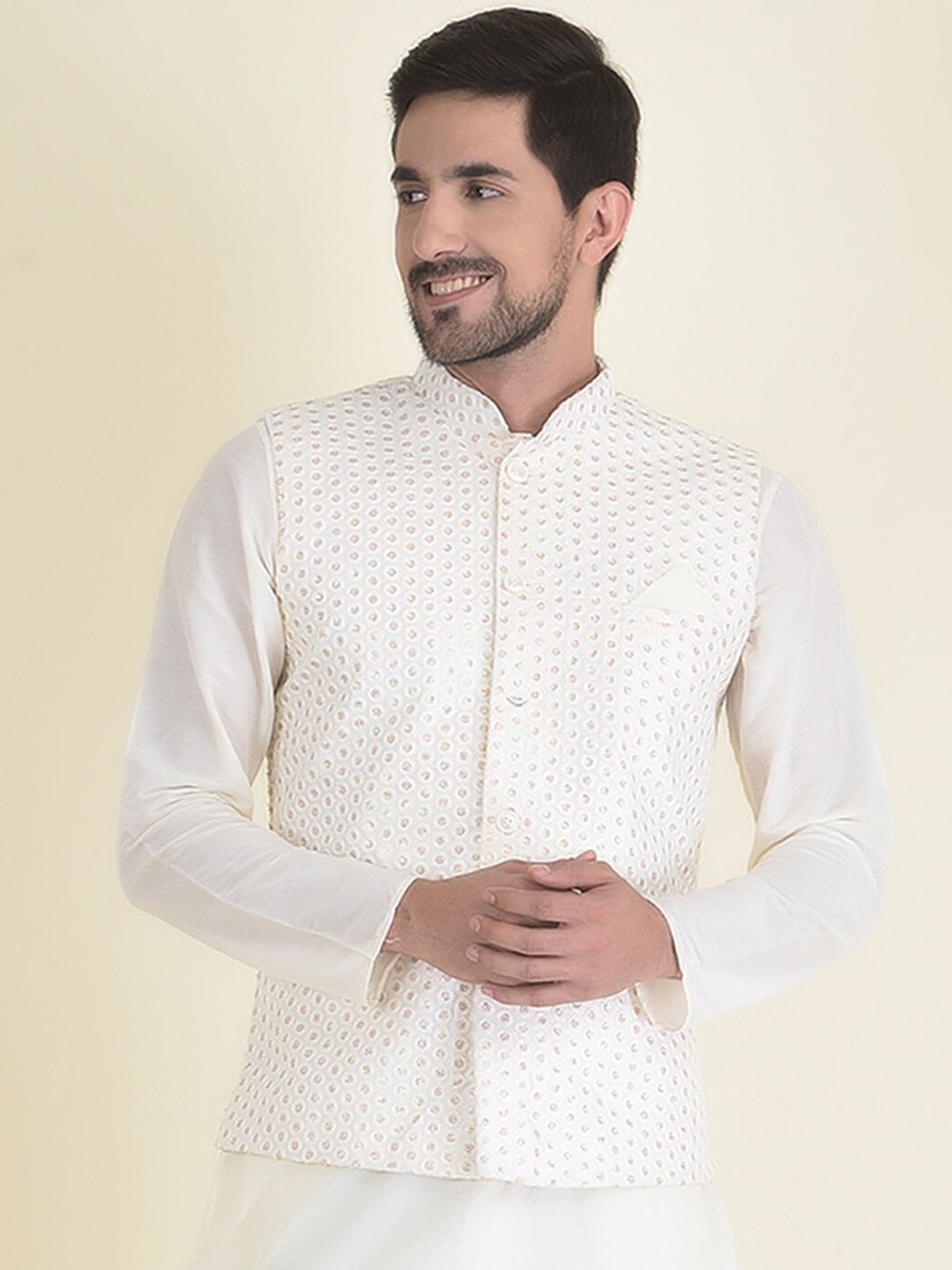 HOUSE OF DEYANN Men Ethnic Motifs Kurta with Trousers & Embroidered Nehru jacket, Off white
HOUSE OF DEYANN Men Ethnic Motifs Kurta with Trousers & Embroidered Nehru jacket, Off white