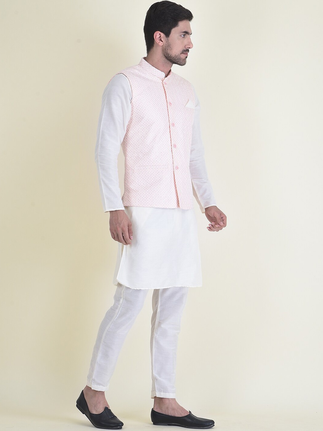 HOUSE OF DEYANN Men Ethnic Motifs Embroidered Kurta with Trousers & Nehru Jacket, Peach
HOUSE OF DEYANN Men Ethnic Motifs Embroidered Kurta with Trousers & Nehru Jacket, Peach