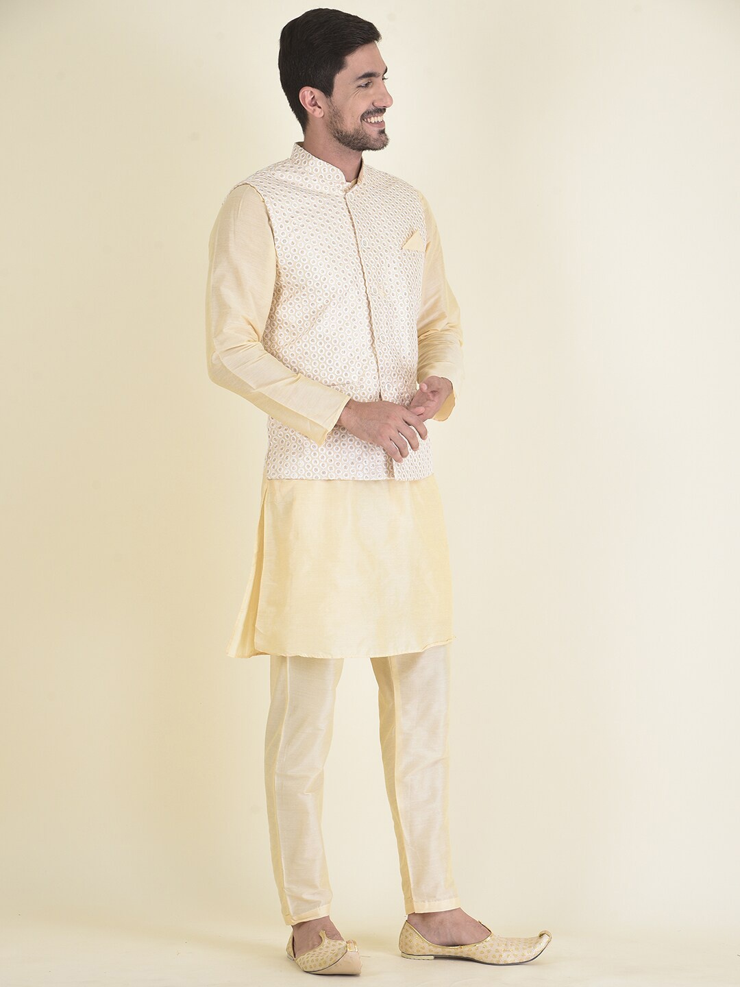 HOUSE OF DEYANN Men Ethnic Motifs Kurta with Trousers & Embroidered Nehru jacket, Cream
HOUSE OF DEYANN Men Ethnic Motifs Kurta with Trousers & Embroidered Nehru jacket, Cream