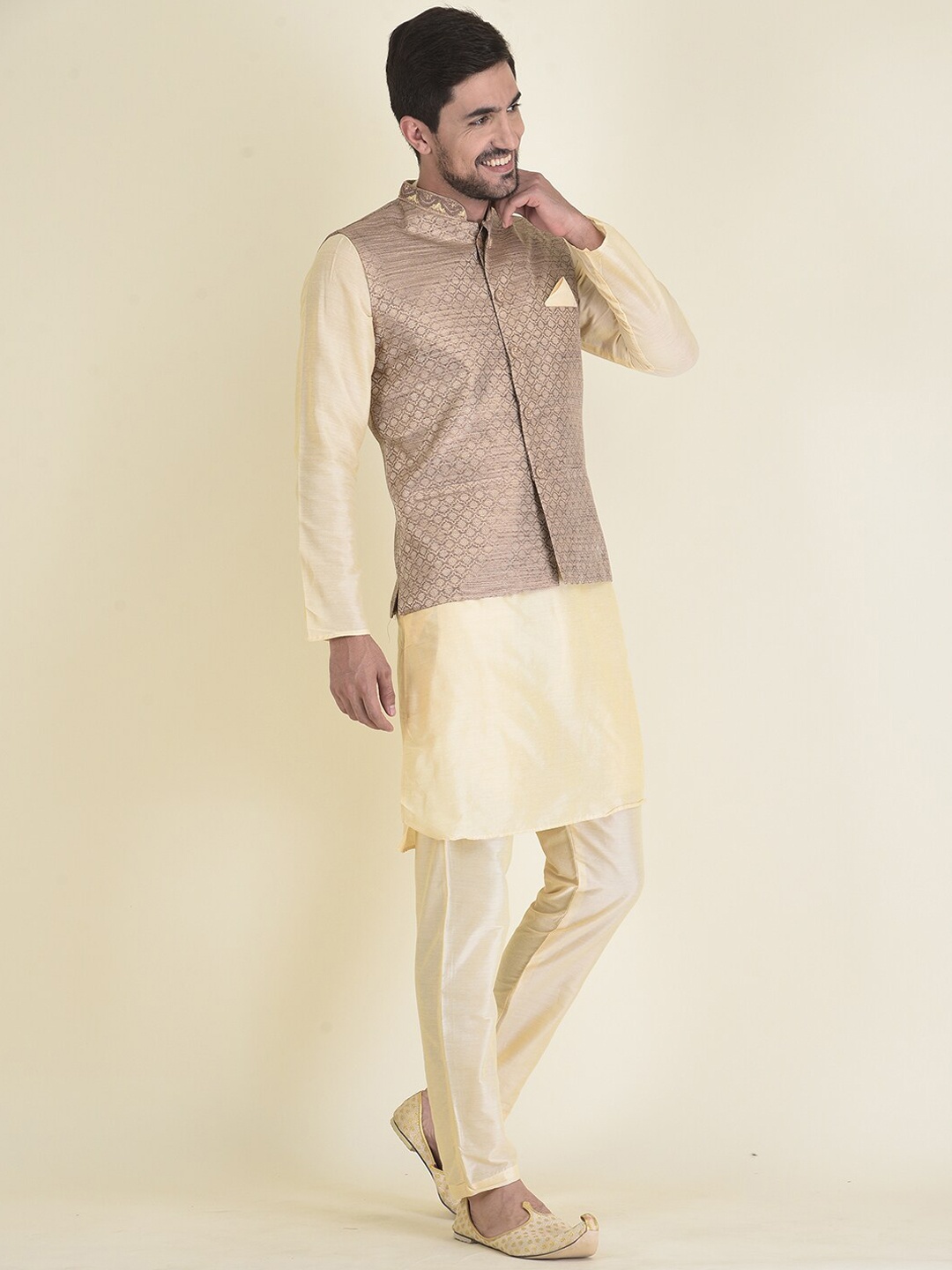 HOUSE OF DEYANN Men Ethnic Motifs Embroidered Kurta with Trousers & Nehru Jacket, Cream
HOUSE OF DEYANN Men Ethnic Motifs Embroidered Kurta with Trousers & Nehru Jacket, Cream