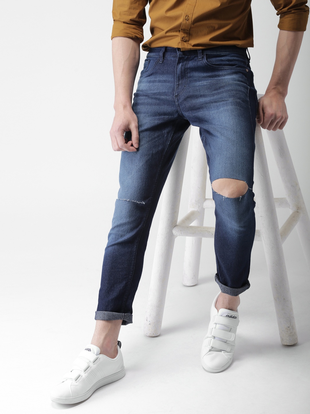HIGHLANDER Men Blue Slim Tapered Fit Mildly Distressed Ankle Length Stretchable Jeans
HIGHLANDER Men Blue Slim Tapered Fit Mildly Distressed Ankle Length Stretchable Jeans