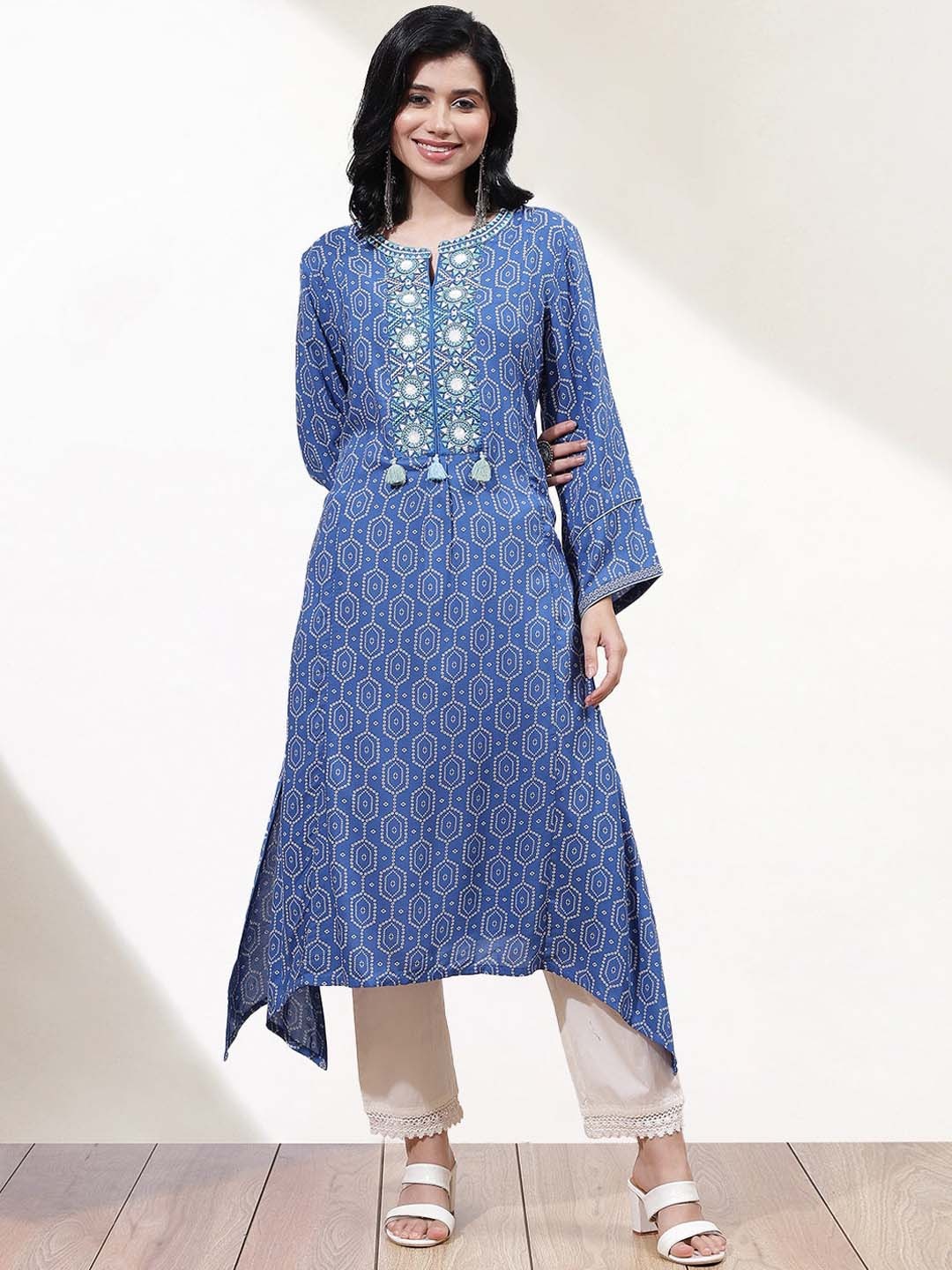 Lakshita Women Plus Size Floral Printed Flared Sleeves Thread Work Anarkali Kurta, Blue
Lakshita Women Plus Size Floral Printed Flared Sleeves Thread Work Anarkali Kurta, Blue