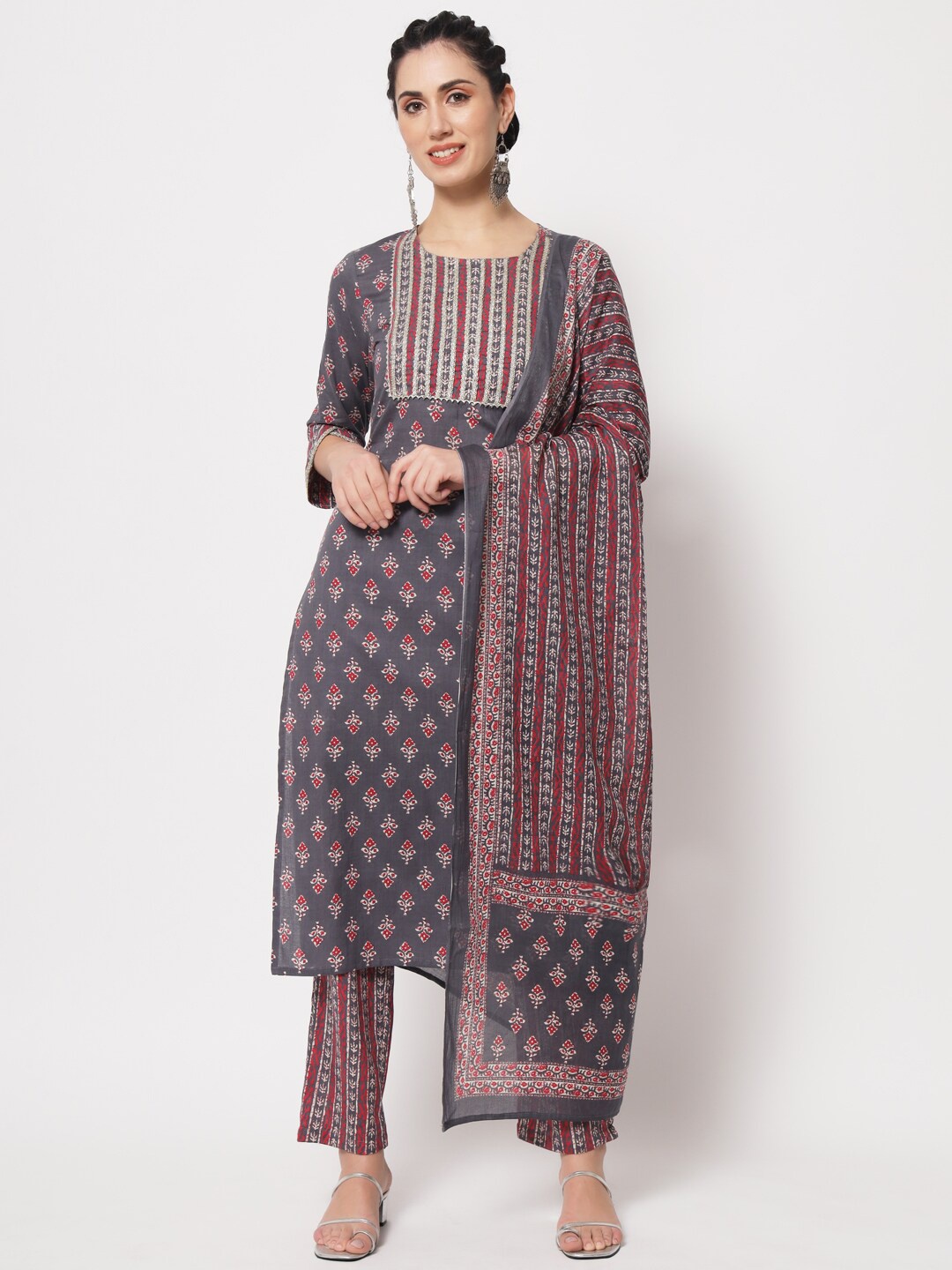 Vastralay Ethnic Motifs Printed Lace Work Pure Cotton Kurta with Trousers & Dupatta, Grey
Vastralay Ethnic Motifs Printed Lace Work Pure Cotton Kurta with Trousers & Dupatta, Grey