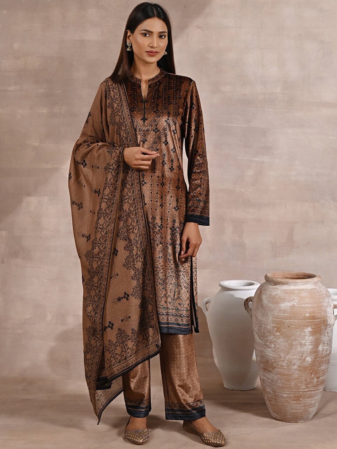 Lakshita Women Plus size Printed Beads And stones Velvet Kurta With Trousers & Dupatta, Mustard
Lakshita Women Plus size Printed Beads And stones Velvet Kurta With Trousers & Dupatta, Mustard