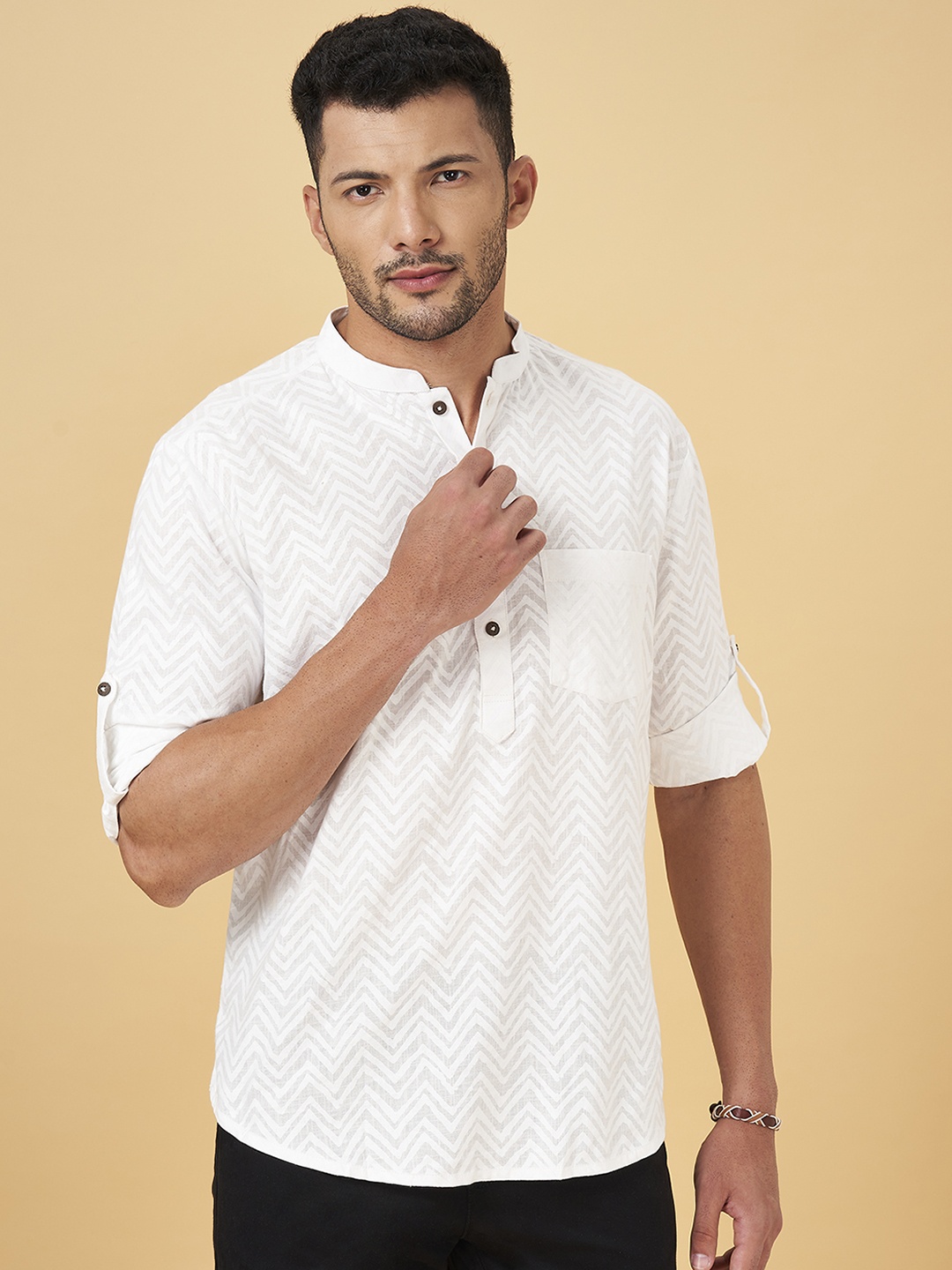 indus route by Pantaloons Men Printed Cotton Mandarin Collar Straight Kurta, Off white
indus route by Pantaloons Men Printed Cotton Mandarin Collar Straight Kurta, Off white